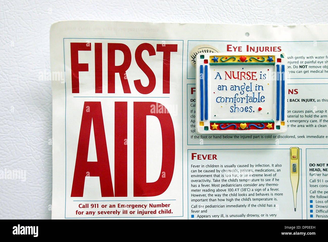 Mar 13, 2006 ; Boca Raton, FL, USA ; Don Estridge High Tech Middle School nurse Colleen Morgan conserve cuisine plein d'aimants sur l'extérieur et des collations pour les étudiants d'hypoglycémie sur l'intérieur de son réfrigérateur le lundi 13 mars 2006 à Boca Raton. La Cour suprême agissant en tant que multi-tasker médicale, elle triages et des diagnostics plus de 70 patients par jour. Morgan a été nommé l'école de Floride Nurs Banque D'Images