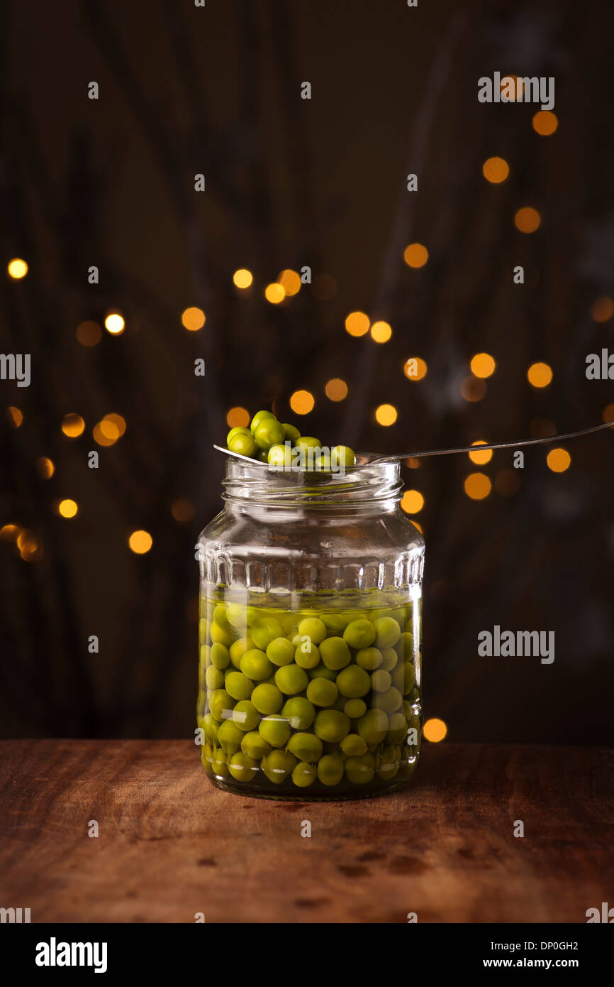 Ouvrir un bocal en verre de conserves de petits pois sur le fond sombre  Photo Stock - Alamy