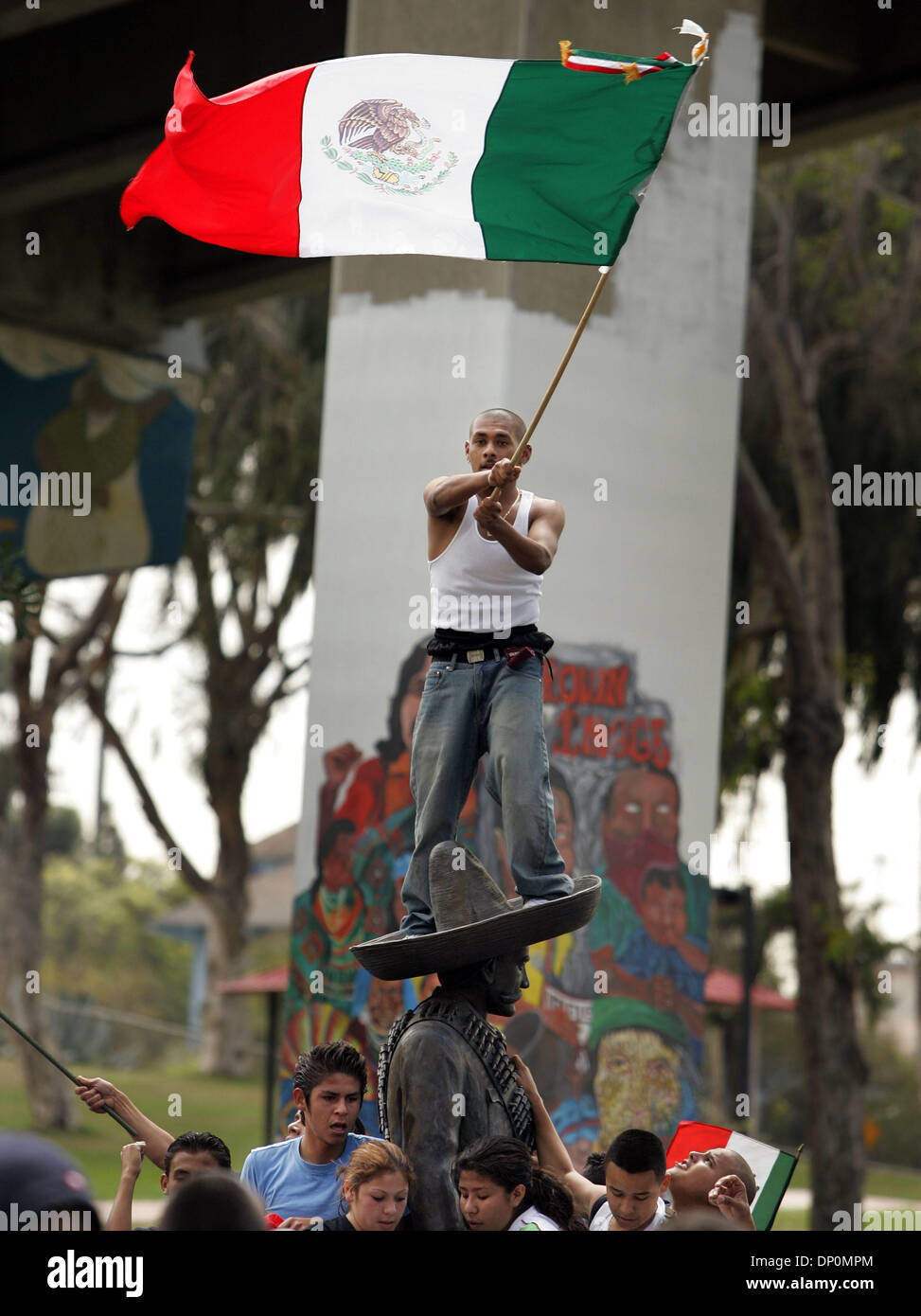 Mar 28, 2006 ; San Diego, CA, USA ; les étudiants de San Diego, CA, les écoles de la région quitté les classes et convergents sur Chicano Park le Mardi, Mars 28, 2006. Ici, JIMMY DIAZ, 16, les vagues un drapeau en se tenant sur le haut d'une statue du Général Emiliano Zapata. Les étudiants protestaient contre la loi fédérale proposée qui pourrait durcir les lois sur l'immigration illégale. Crédit obligatoire : Photo b Banque D'Images