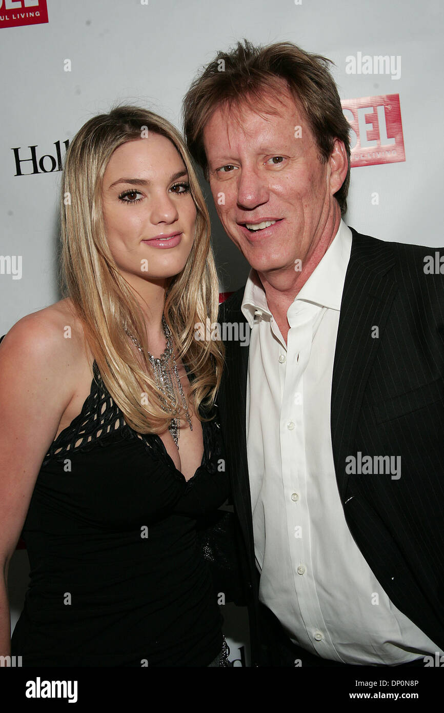 Mar 30, 2006 ; Los Angeles, CA, USA ; l'acteur James Woods et l'invité pendant les arrivées à la Young Hollywood Awards Countdown partie présentée par le diesel et l'Hollywood Life Magazine tenue à Liberace's penthouse à Los Angeles, CA. Crédit obligatoire : Photo par Jerome Ware/ZUMA Press. (©) Copyright 2006 by Jerome Ware Banque D'Images