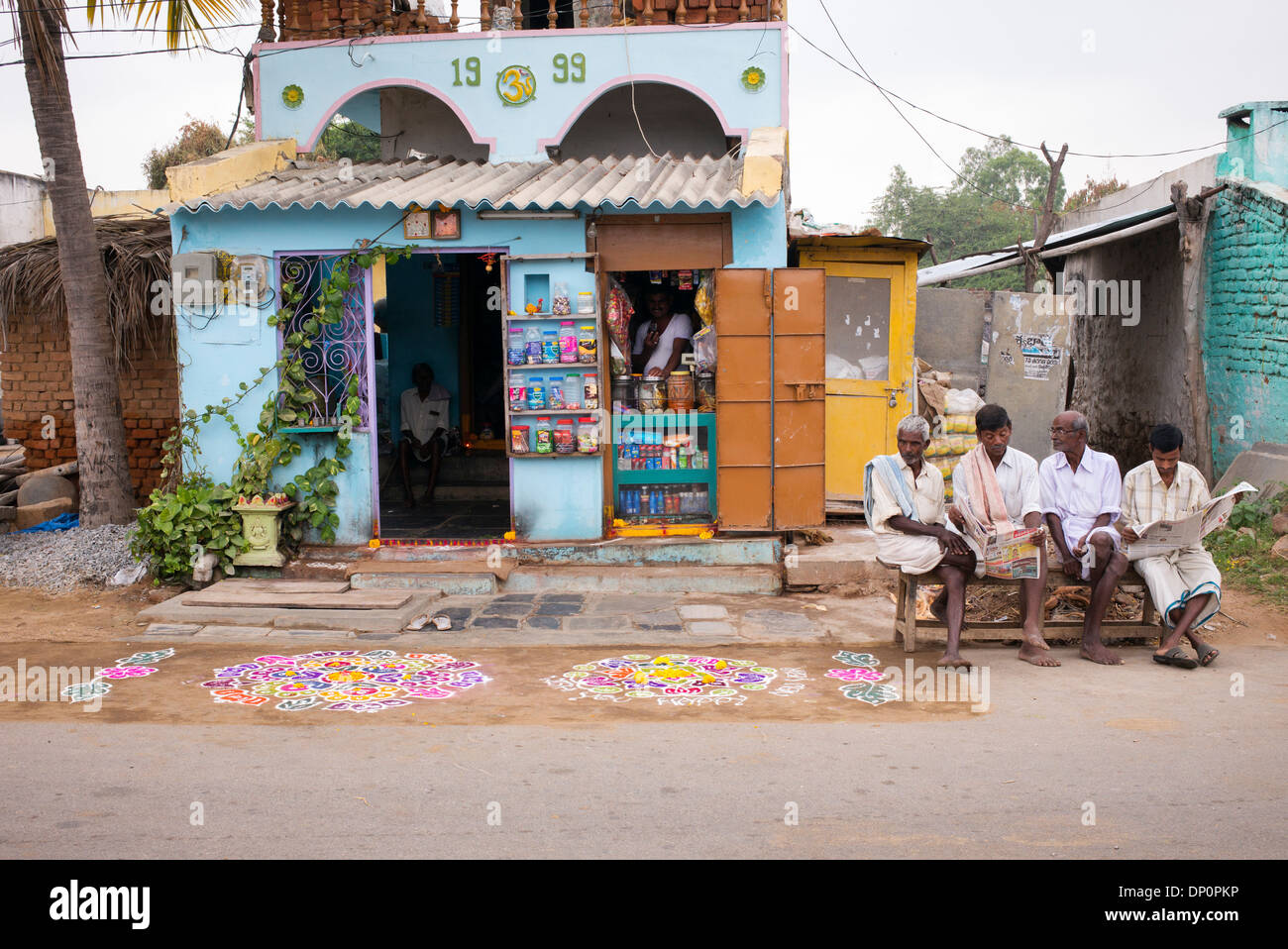 Poudre de couleur festival Rangoli conçoit l'extérieur d'un magasin de village. L'Andhra Pradesh, Inde Banque D'Images