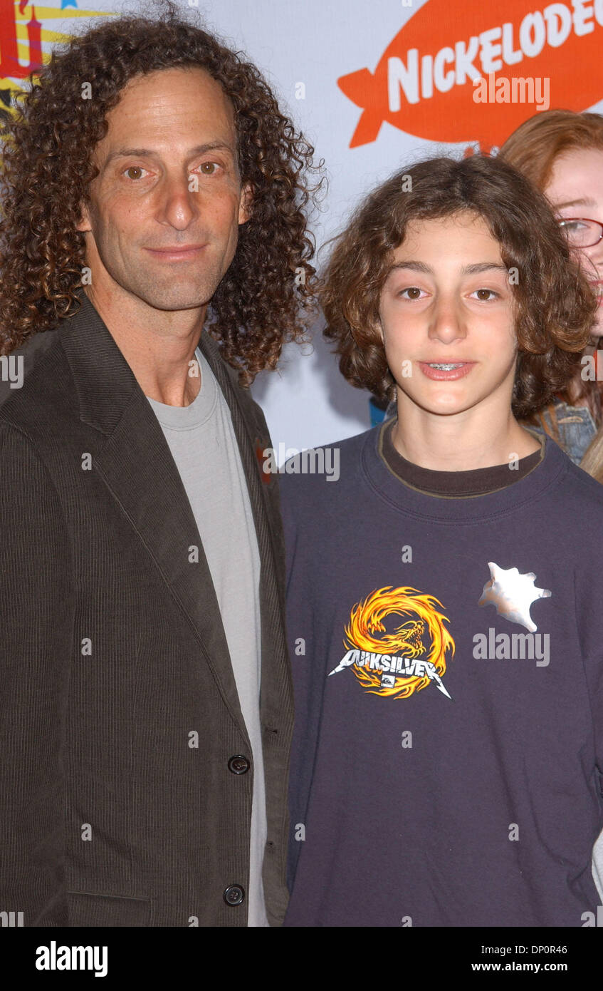 Apr 01, 2006 ; Los Angeles, CA, USA ; musicien Kenny G et fils à la 19e Kid's Choice Awards 2006 qui a eu lieu au Pavillon Pauley sur le campus de l'UCLA. Crédit obligatoire : Photo par Paul Fenton/KPA/ZUMA Press. (©) Copyright 2006 by Paul Fenton Banque D'Images