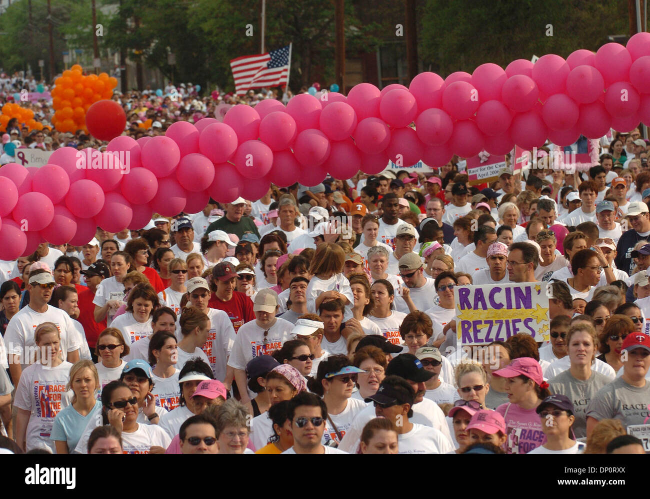 Apr 01, 2006 ; San Antonio, TX, USA ; des milliers de personnes à pied de l'autre côté de la ligne de départ à la course de Susan G. Komen for the Cure. Crédit obligatoire : Photo par Billy Calzada/ZUMA Press. (©) Copyright 2006 par San Antonio Express-News Banque D'Images