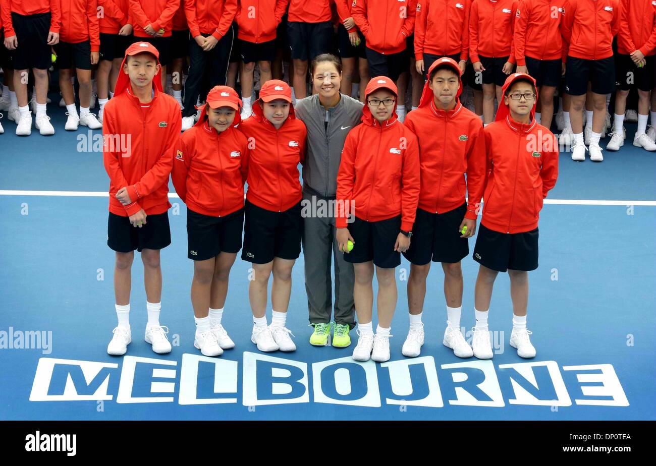 Melbourne, Australie. Jan 7, 2014. Li Na (C) de la Chine pose pour des photos avec les enfants chinois ball à Rod Laver Arena à Melbourne, Australie, le 7 janvier 2014. Credit : Tennis Australie/Xinhua/Alamy Live News Banque D'Images