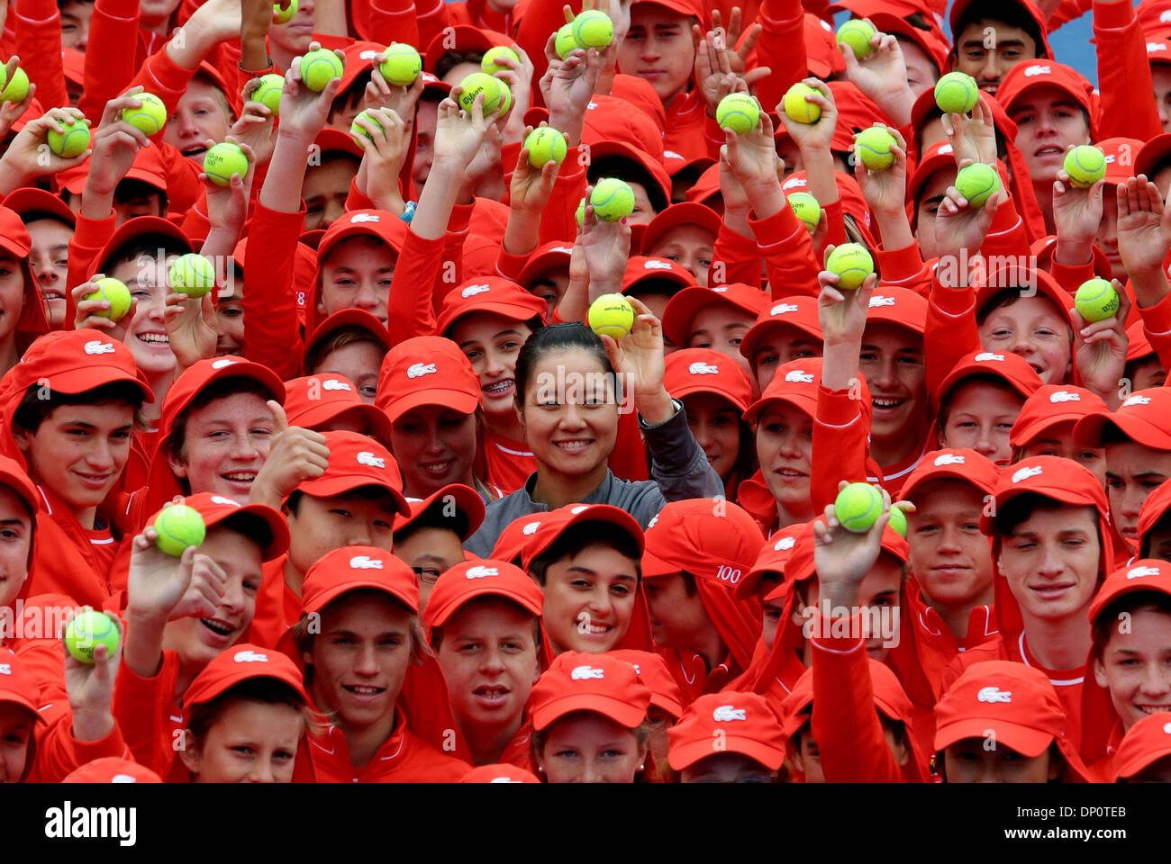Melbourne, Australie. Jan 7, 2014. Li Na de Chine pose pour des photos avec ball enfants à Rod Laver Arena à Melbourne, Australie, le 7 janvier 2014. Credit : Tennis Australie/Xinhua/Alamy Live News Banque D'Images