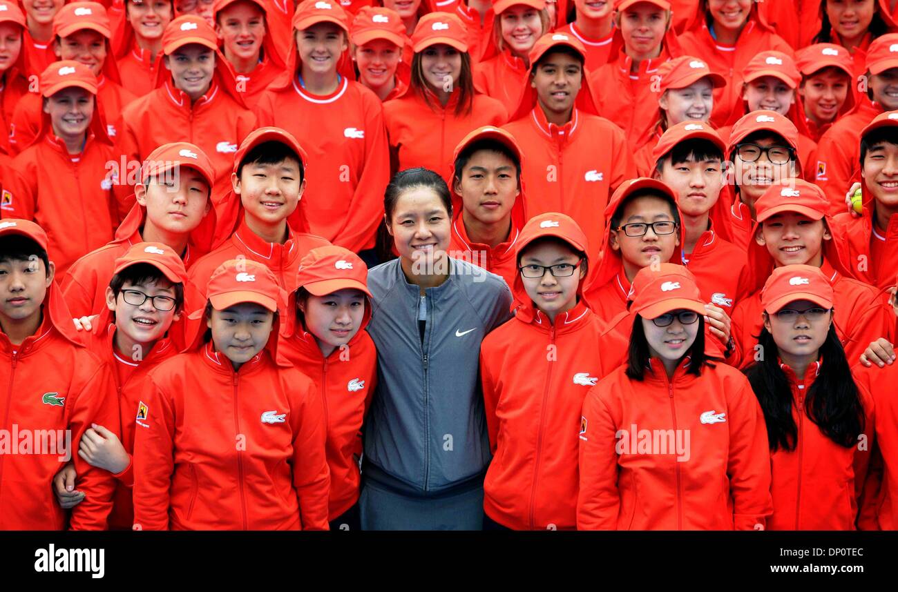 Melbourne, Australie. Jan 7, 2014. Li Na de Chine pose pour des photos avec ball enfants à Rod Laver Arena à Melbourne, Australie, le 7 janvier 2014. Credit : Tennis Australie/Xinhua/Alamy Live News Banque D'Images