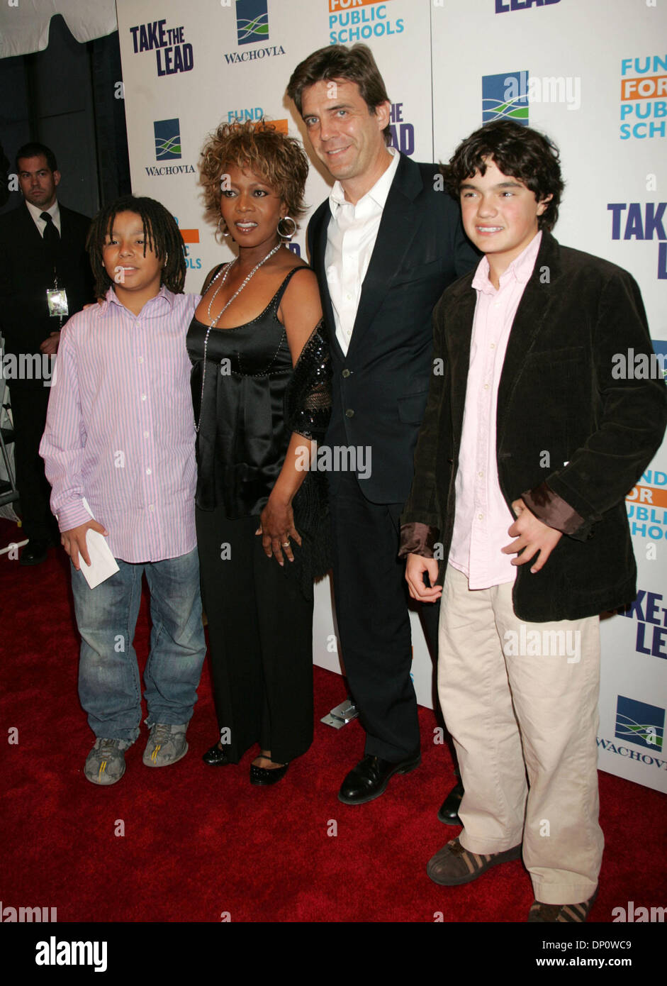 Avr 04, 2006 ; New York, NY, USA ; Mark Ruffalo actrice WOODARD et famille au New York premiere de "prendre la tête", tenue à l'hôtel Loews Lincoln Square. Crédit obligatoire : Photo par Nancy/Kaszerman ZUMA Press. (©) Copyright 2006 by Kaszerman Banque D'Images