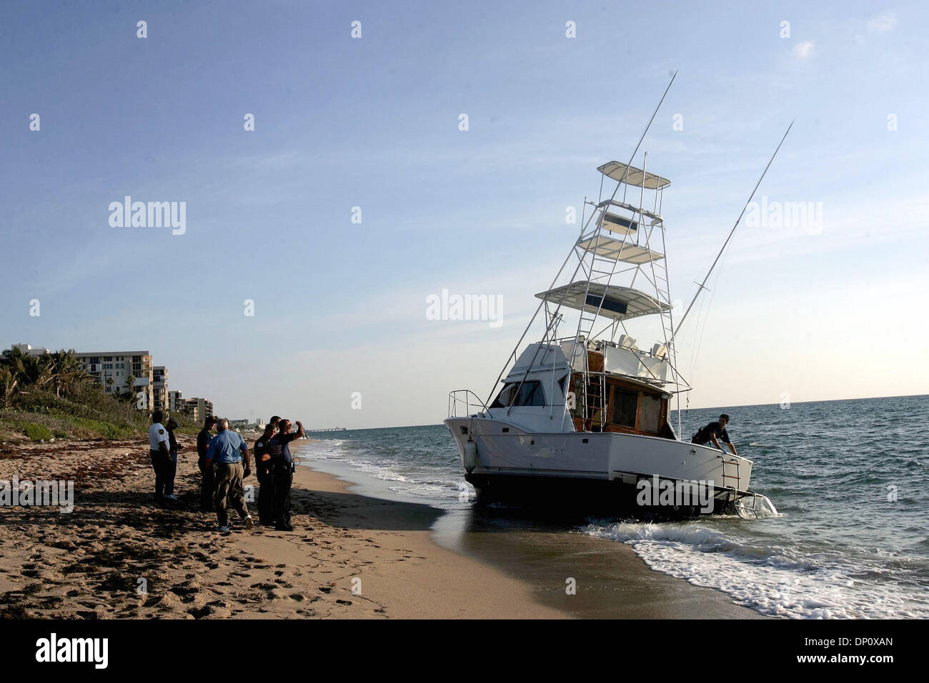 Apr 07, 2006 ; Hillsboro, FL, USA ; un bateau rempli de plus de 44 personnes s'est échoué sur Hillsboro Beach vendredi matin entre 6 et 6 h 30 Le bateau était rempli d'Haitains, un Cubain et un Jamaïcain. Ici, c'est le bateau les migrants sont venus à bord. Crédit obligatoire : Photo par Libby Volgyes/Palm Beach Post/ZUMA Press. (©) Copyright 2006 par Palm Beach Post Banque D'Images