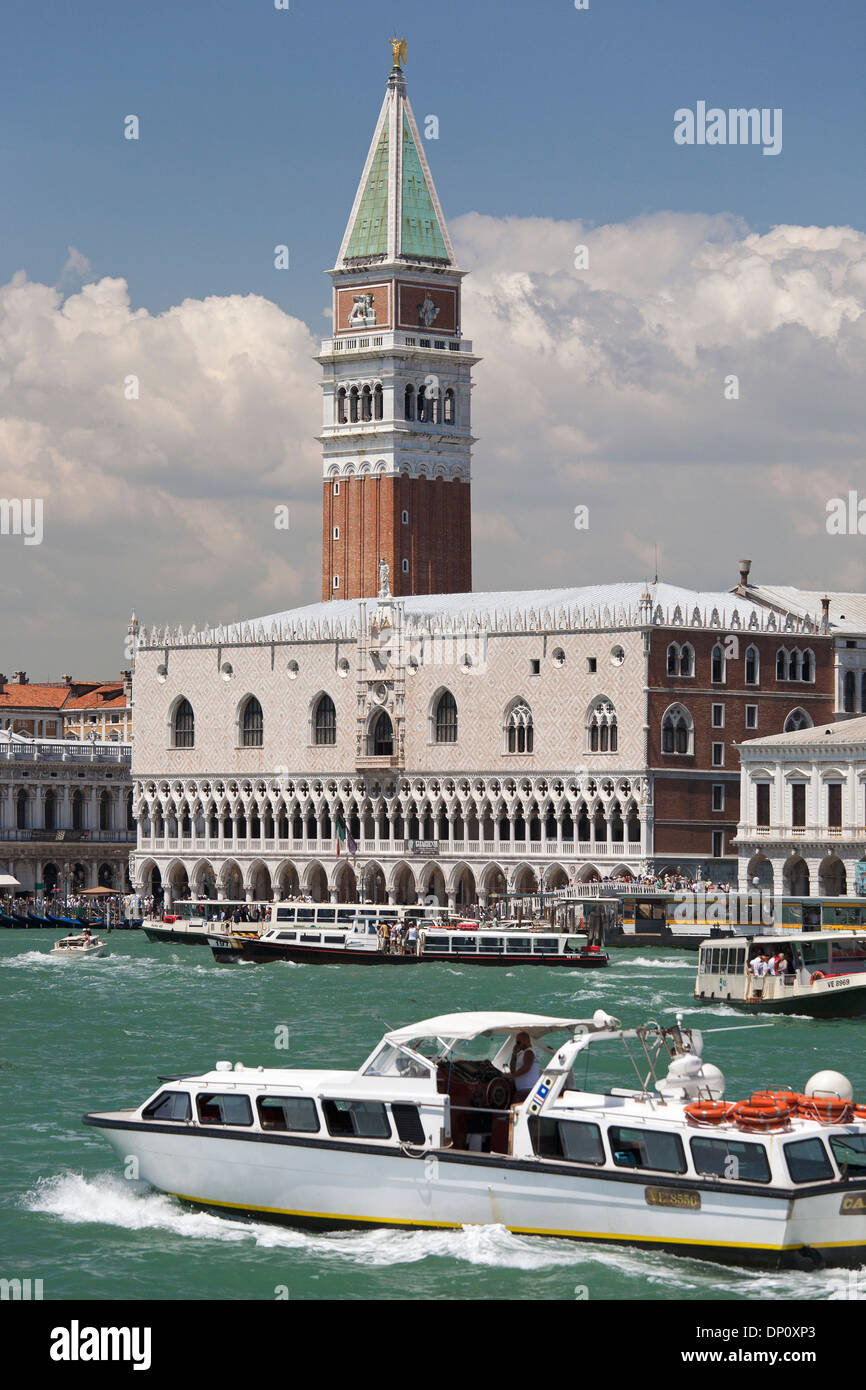 Le palais des Doges (Palazzo Ducale) et St Mark's (Campanile Campanile di San Marco) à Venise, Vénétie, Italie Banque D'Images