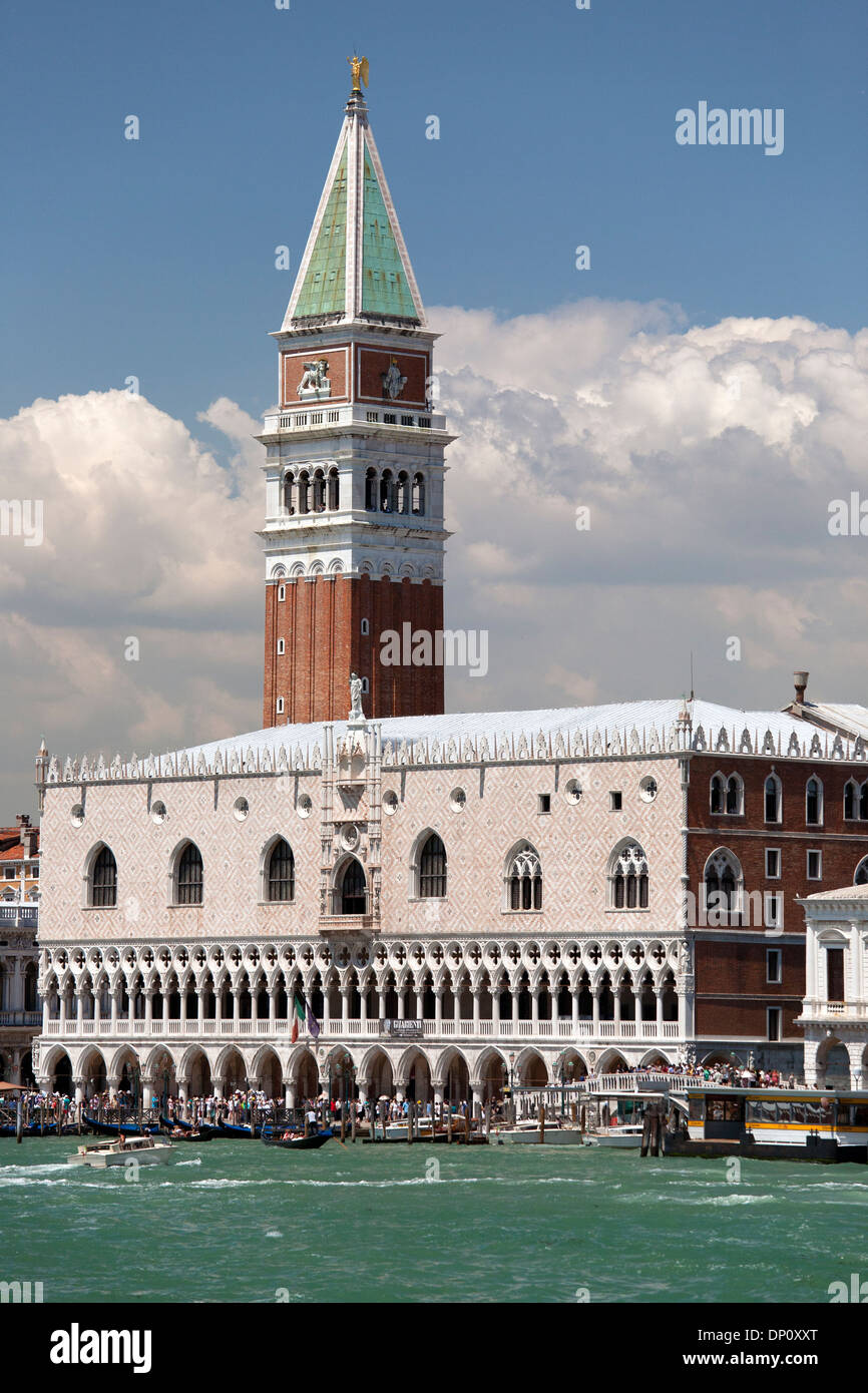 Le palais des Doges (Palazzo Ducale) et St Mark's (Campanile Campanile di San Marco) à Venise, Vénétie, Italie Banque D'Images