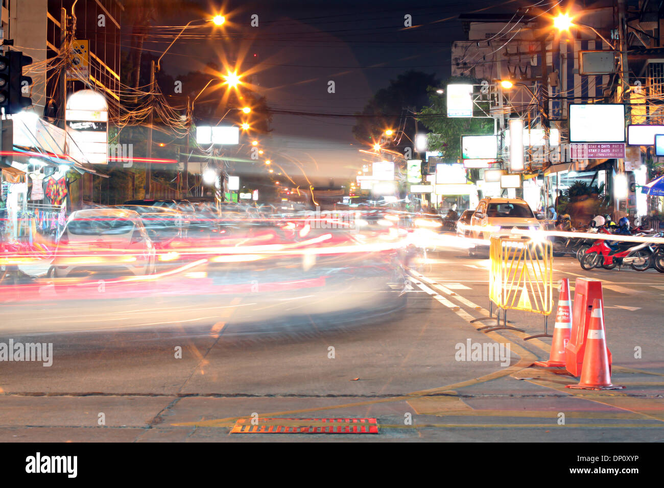 La ville de Pattaya Road de flou abstrait arrière-plan. Banque D'Images