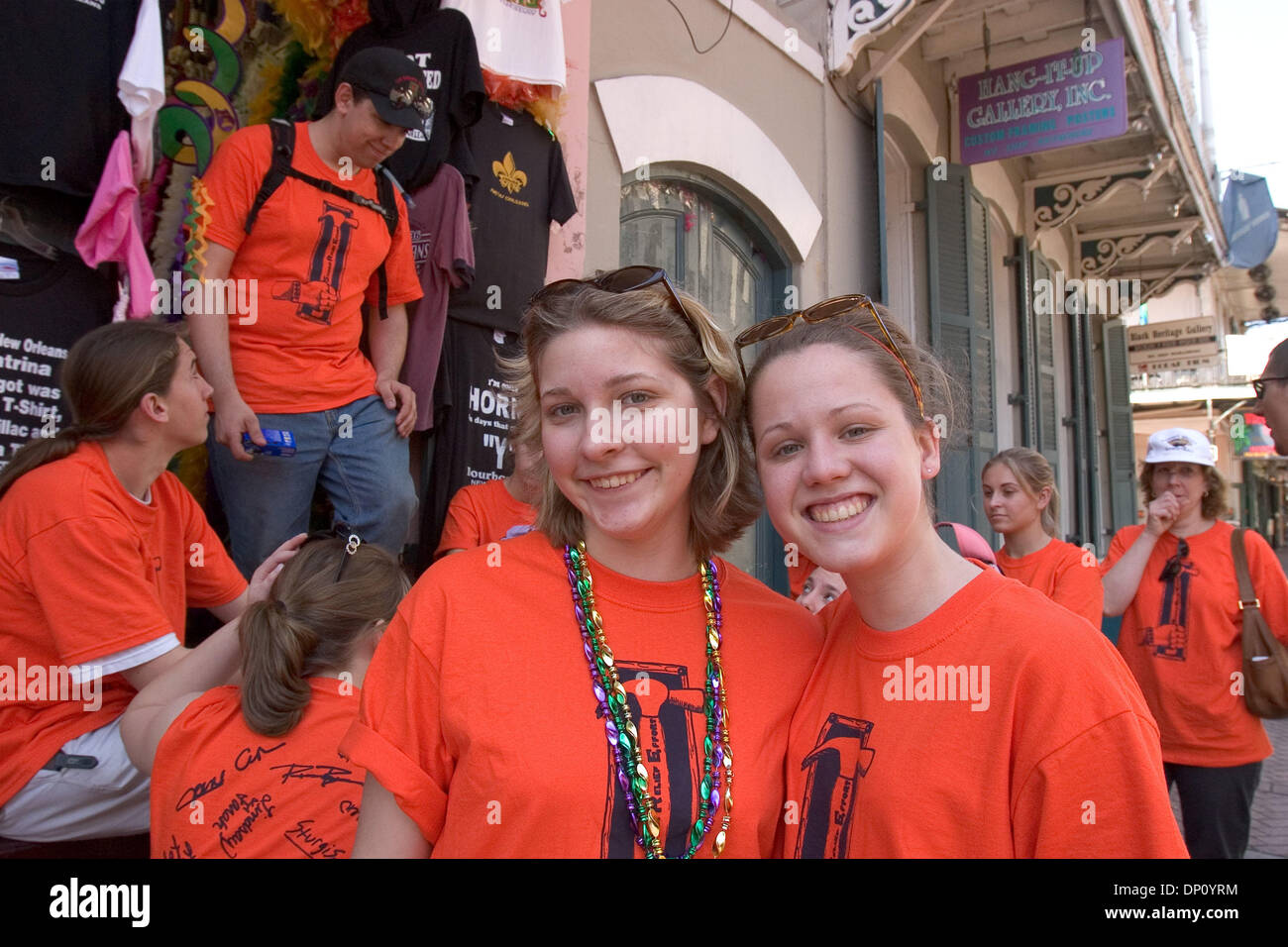 Apr 09, 2006, New Orleans, LA, USA ; Lauren Cyr et Valerie Berstecher, les deux juniors à Garnett Valley High School à l'extérieur de Philadelphie a frappé les magasins sur Bourbon Street à La Nouvelle Orléans avec leur équipe de bénévoles. "Nous l'avons vu à la télévision et nous voulions que les gens sachent que nous avons encore des soins dit Cyr "Nous l'a présenté à la direction de l'école et a pris les dons...a écrit des lettres." Les étudiants ont recueilli 10,00 Banque D'Images