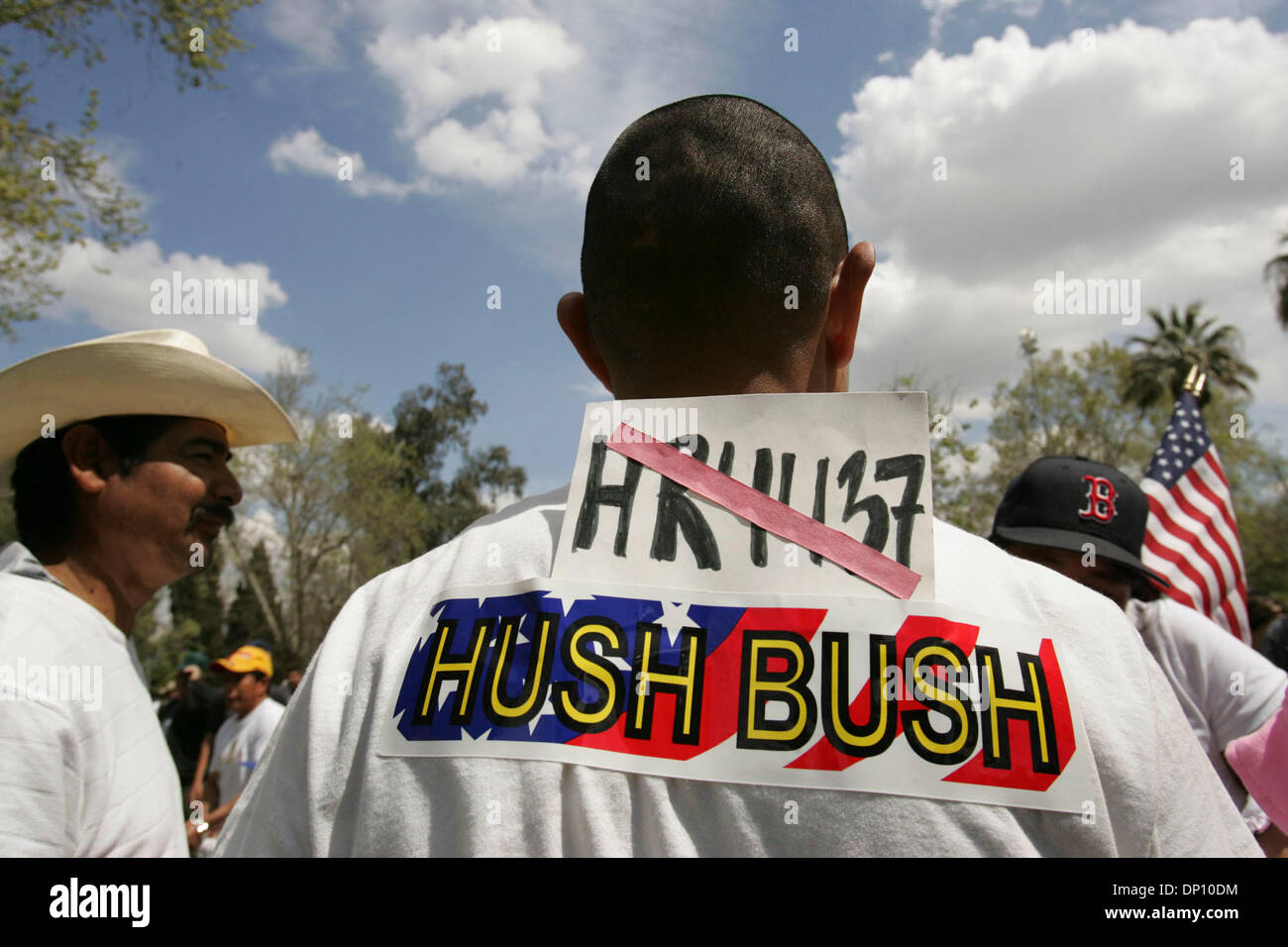 Avr 10, 2006 ; Bakersfield, CA, USA ; Angel Cervantès porte son message sur sa chemise au cours d'une manifestation et une marche de l'immigration à Bakersfield, CA. Crédit obligatoire : Photo par Lisa Krantz/San Antonio Express-News/ZUMA Press. (©) Copyright 2006 par San Antonio Express-News Banque D'Images