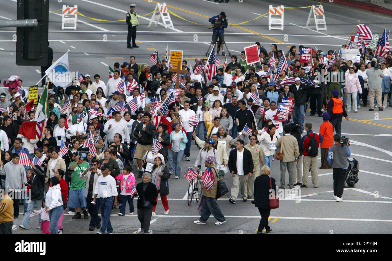 Avr 10, 2006 ; Los Angeles, CA, USA ; droits de l'Immigration mars manifestants Lundi, 10 avril 2006, à travers le centre-ville de Los Angeles. Des centaines de milliers de personnes exigeant la nationalité américaine pour les immigrants illégaux se sont déversés dans les rues lundi dans des dizaines de villes de New York à San Diego dans certaines des plus importantes manifestations de masse depuis le début des manifestations dans le pays las Banque D'Images