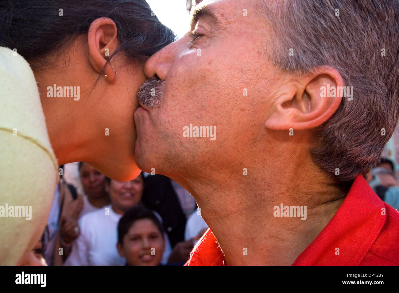 Apr 12, 2006 ; Mexico ; Roberto Madrazo, le candidat du Parti révolutionnaire institutionnel (PRI) à la présidence, embrasse une fille lors d'un événement de campagne dans un quartier de Mexico City, le 12 avril 2006. Madrazo a été en troisième place dans les sondages depuis le début de la campagne en janvier 2006. Crédit obligatoire : photo par Javier Rodriguez/ZUMA Press. (©) Copyright 2006 Banque D'Images