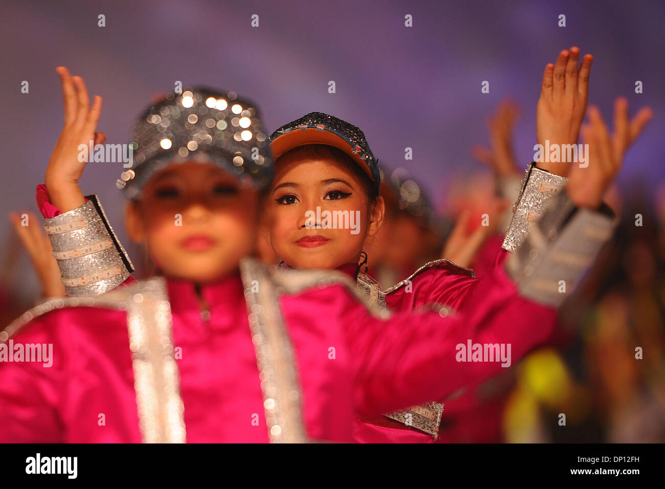 Kuala Lumpur, MYS, . 4 janvier, 2014. Une jeune danseuse sourit pour l'appareil photo pendant le grand lancement de la campagne 2014 pour visiter la Malaisie à Kuala Lumpur, Malaisie, samedi, le 4 janvier 2014. Visitez la Malaisie Année 2014 débute samedi, le 4 janvier pour former une campagne de 28 millions de touristes à courtiser le pays cette année. © Joshua Paul/NurPhoto ZUMAPRESS.com/Alamy/Live News Banque D'Images