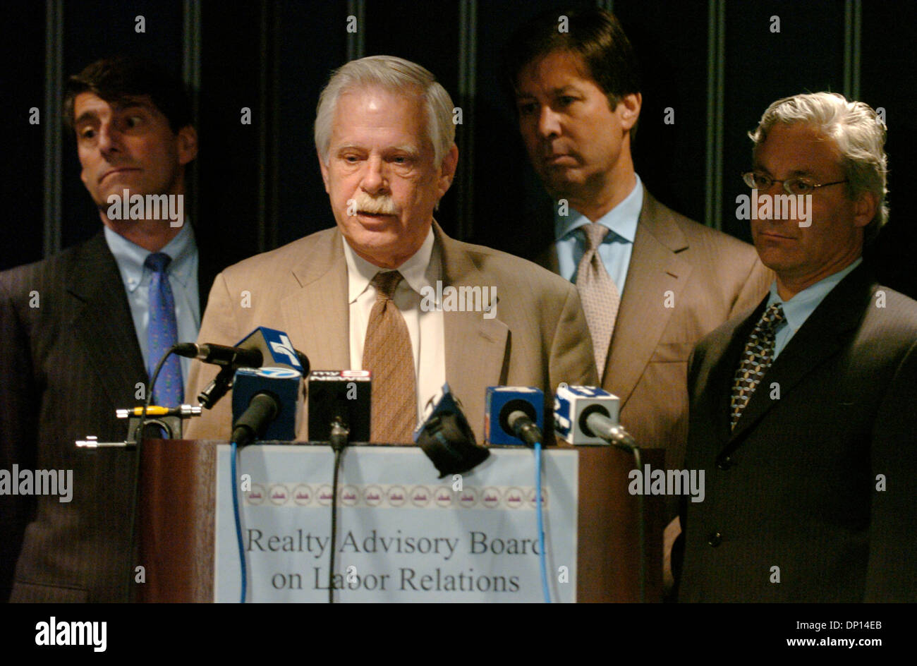 Apr 18, 2006, Manhattan, NY, USA ; l'Immo Conseil consultatif dirigé par le président JAMES BERG (2e à partir de L) traite de la négociation des contrats avec les 32JB, Union internationale des employés de Service, dans une conférence de presse à l'hôtel Sheraton New York Hotel. Les membres de la section locale 32JB, qui couvre environ 3 000 bâtiments résidentiels, ont menacé de quitter le travail à minuit, 20 avril, 200 Banque D'Images