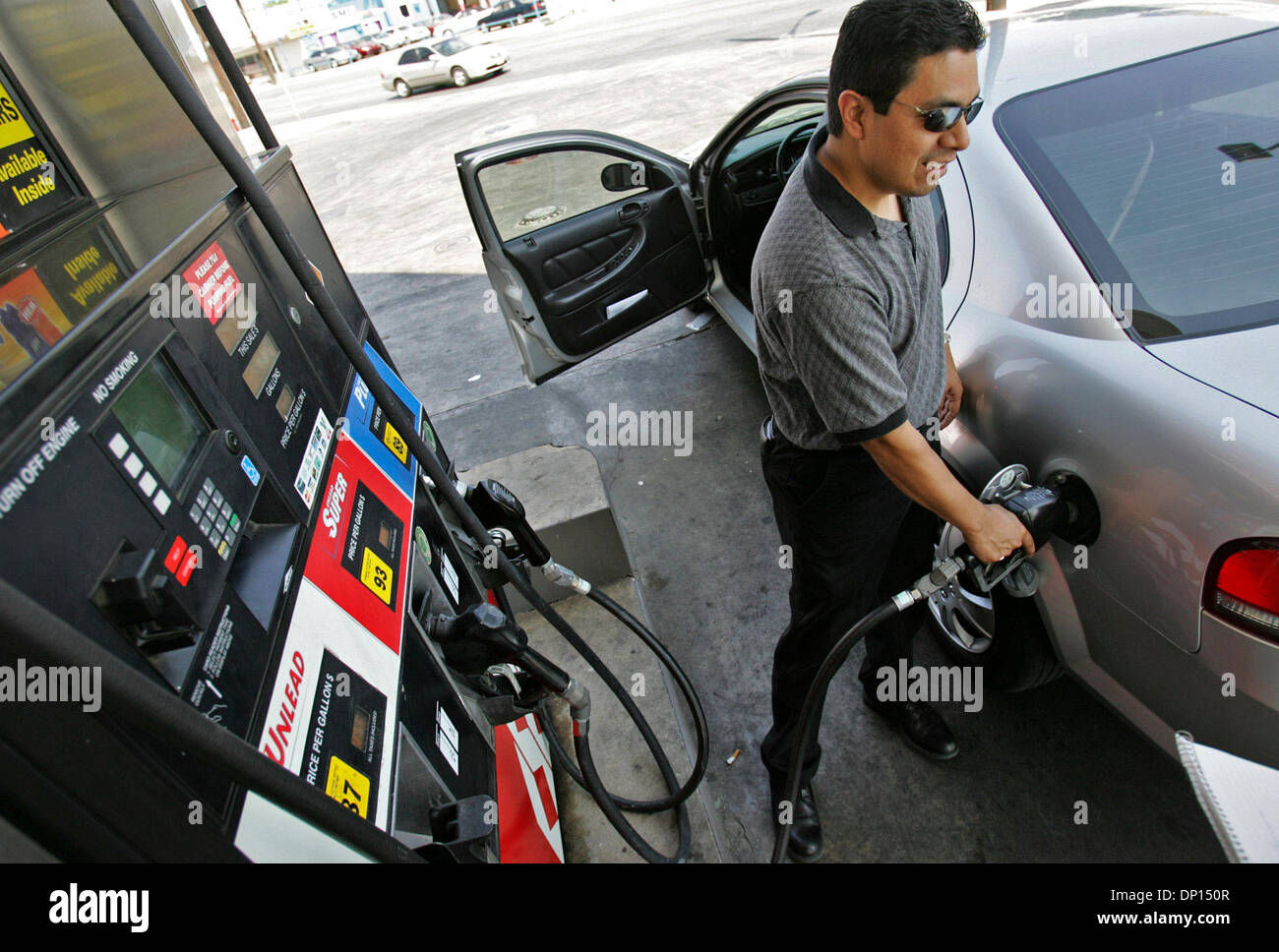 Apr 18, 2006 ; San Antonio, TX, USA ; Ray Camacho, qui vit dans la partie sud-est de la ville, des pompes à gaz une station de basse et de San Pedro. Prix du gaz naturel a atteint un autre sommet mardi. D'anxiété au cours des perturbations de l'approvisionnement au Nigeria et la perspective de la guerre en Iran a contribué à pousser le pétrole brut à un niveau record de 71,35 $ le baril, en hausse de 95 cents de la veille, sur le New York Mercantile Banque D'Images