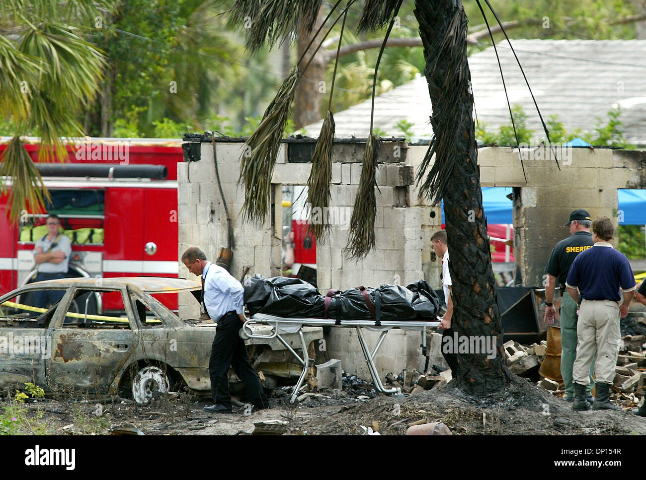 Apr 19, 2006 ; Hypoluxo, FL, USA ; un corps d'un homme non identifié est retiré de la scène où une explosion a détruit ce bâtiment à 7451 Fermes Hypoluxo Road, mardi soir. Les membres de l'escouade antibombe américain de l'alcool, le tabac et les armes à feu et le Palm Beach County Sheriff Department défrichaient la scène d'explosifs et d'enquête sur la source de l'explosion. Crédit obligatoire : P Banque D'Images