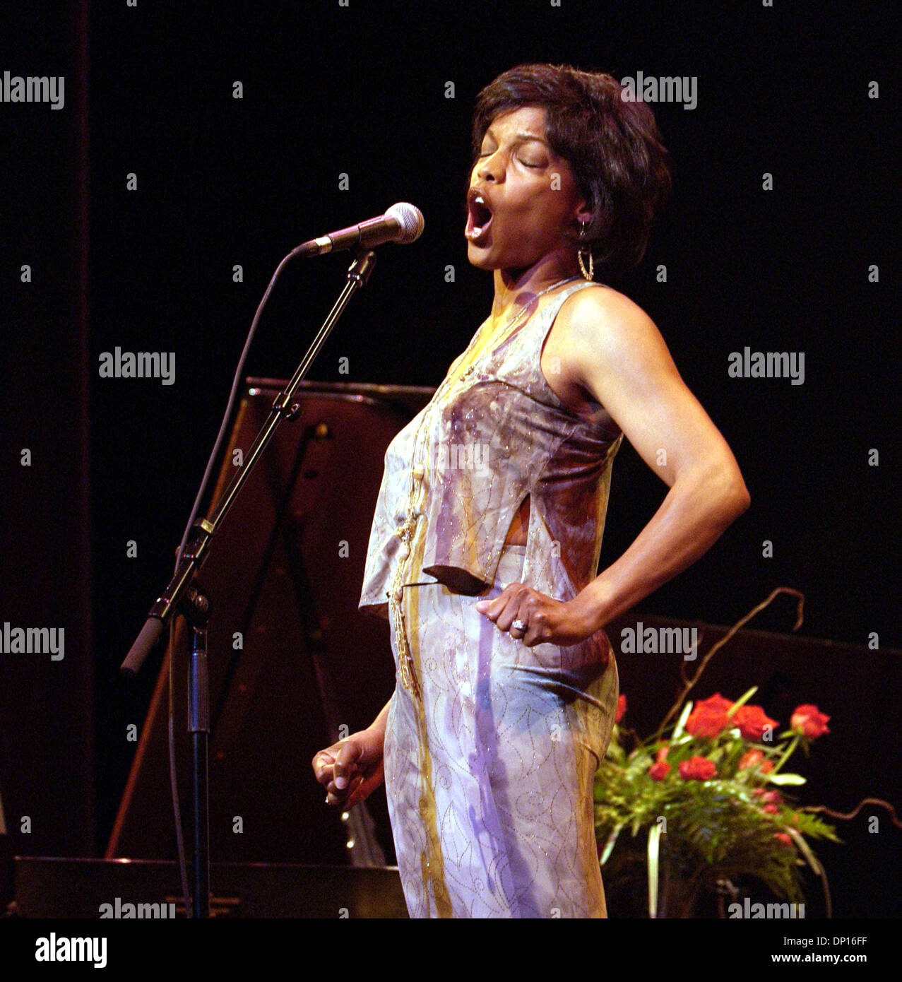 20 avr, 2006 ; Wilmington, NC, USA, chanteuse de jazz nommé aux Grammy Awards NNENNA FREELON effectue vivre comme son Tour 2006 fait un arrêt à l'hôtel de Thalian historique situé au centre-ville de Wilmington. Crédit obligatoire : Photo par Jason Moore/ZUMA Press. (©) Copyright 2006 par Jason Moore Banque D'Images