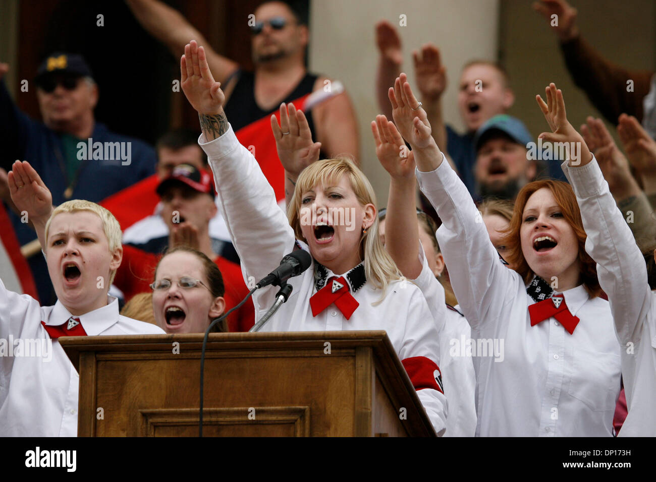 Apr 22, 2006 ; Lansing, MI, USA ; Le Mouvement national-socialiste, un groupe néo-nazi, rassemblements de Lansing. Le Michigan, qui protestaient contre les immigrants illégaux qui auraient contribué à des pertes d'emploi dans l'état. La sécurité était très forte avec le groupe Nazi étant en autobus depuis un emplacement distant sous forte escorte policière. Certains manifestants anti-racisme a menacé de tuer la N Banque D'Images