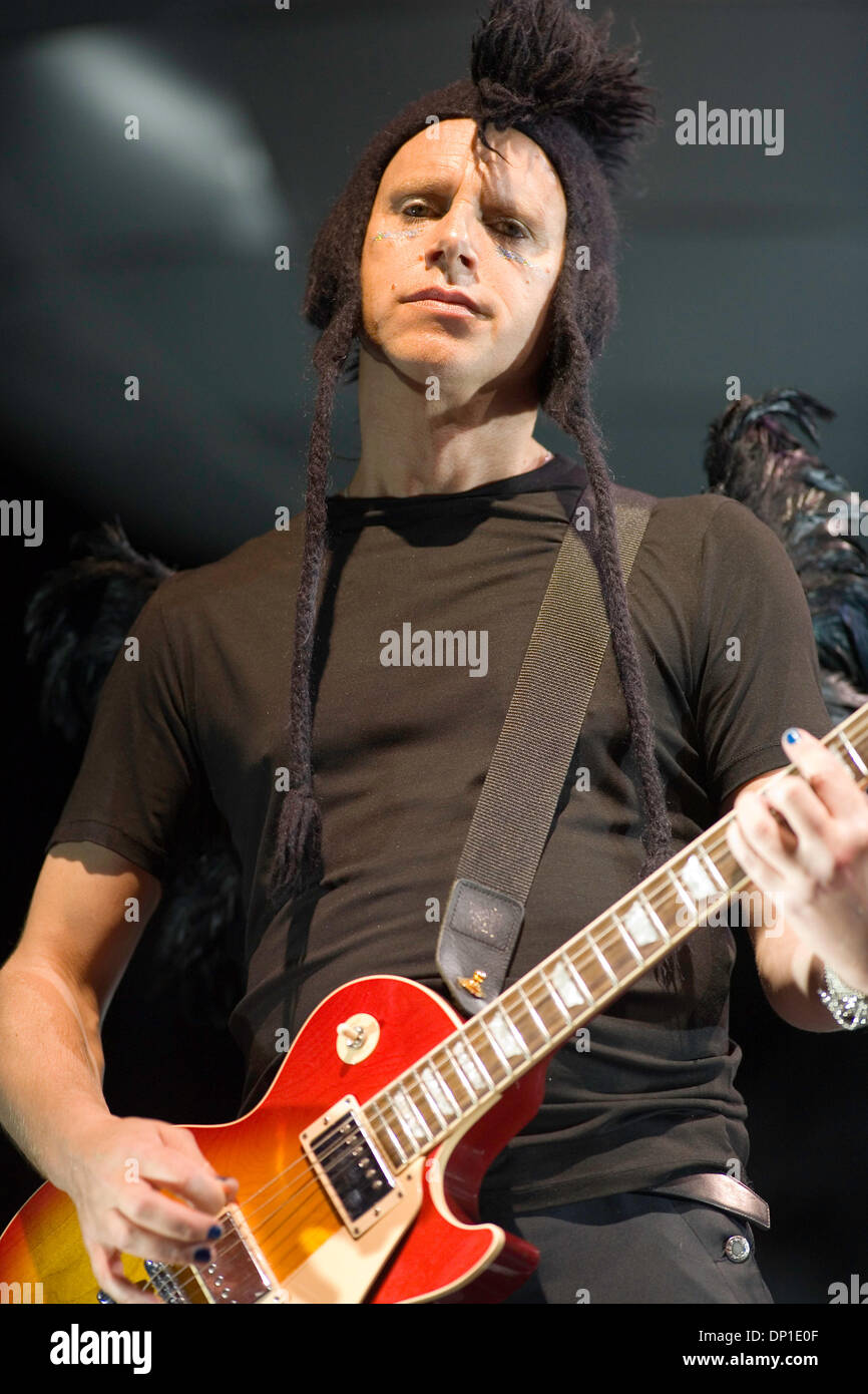 Apr 29, 2006 ; Palm Desert, CA, USA ; DEPECHE MODE en prestation au Coachella Valley Music and Arts Festival 2006 à Palm Desert, CA. Crédit obligatoire : Photo par Daren Fentiman/ZUMA Press. (©) Copyright 2006 par Daren Fentiman Banque D'Images