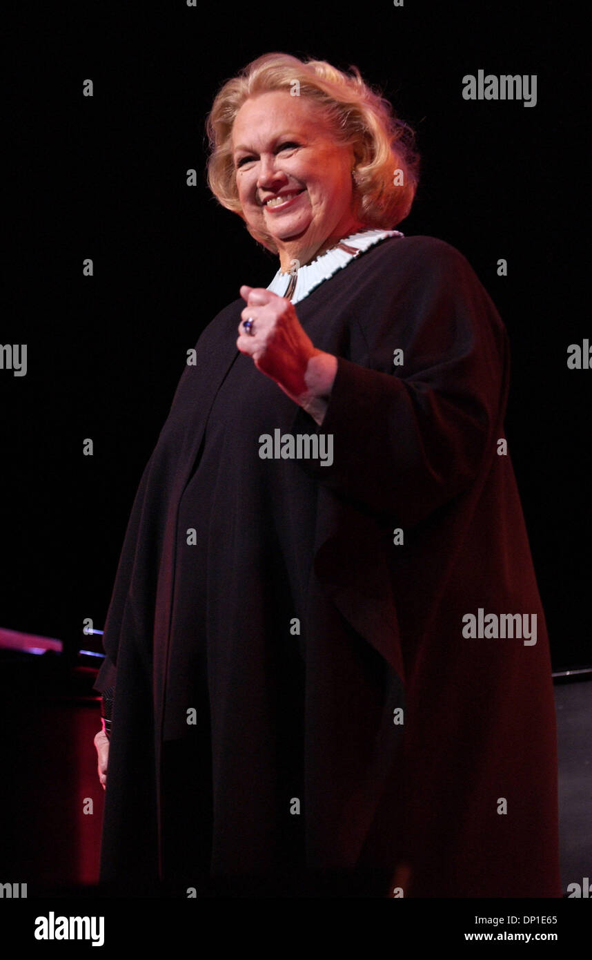 Apr 29, 2006 ; Raleigh, NC, USA ; Chanteur légendaire BARBARA COOK effectue vivre en Caroline du Nord pour la première fois en 25 ans à Thalian Hall situé à Wilmington. Crédit obligatoire : Photo par Jason Moore/ZUMA Press. (©) Copyright 2006 par Jason Moore Banque D'Images