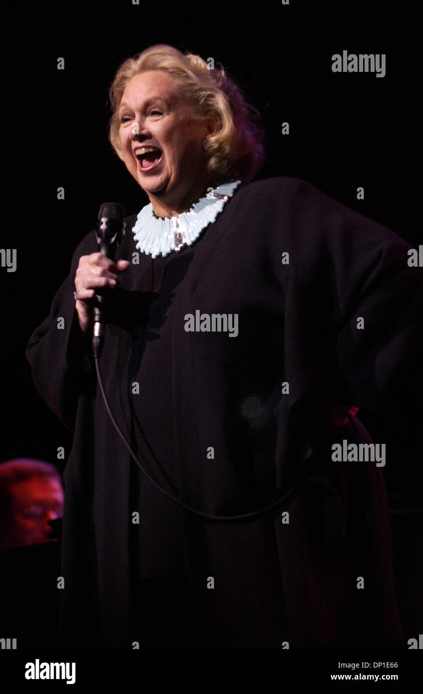 Apr 29, 2006 ; Raleigh, NC, USA ; Chanteur légendaire BARBARA COOK effectue vivre en Caroline du Nord pour la première fois en 25 ans à Thalian Hall situé à Wilmington. Crédit obligatoire : Photo par Jason Moore/ZUMA Press. (©) Copyright 2006 par Jason Moore Banque D'Images