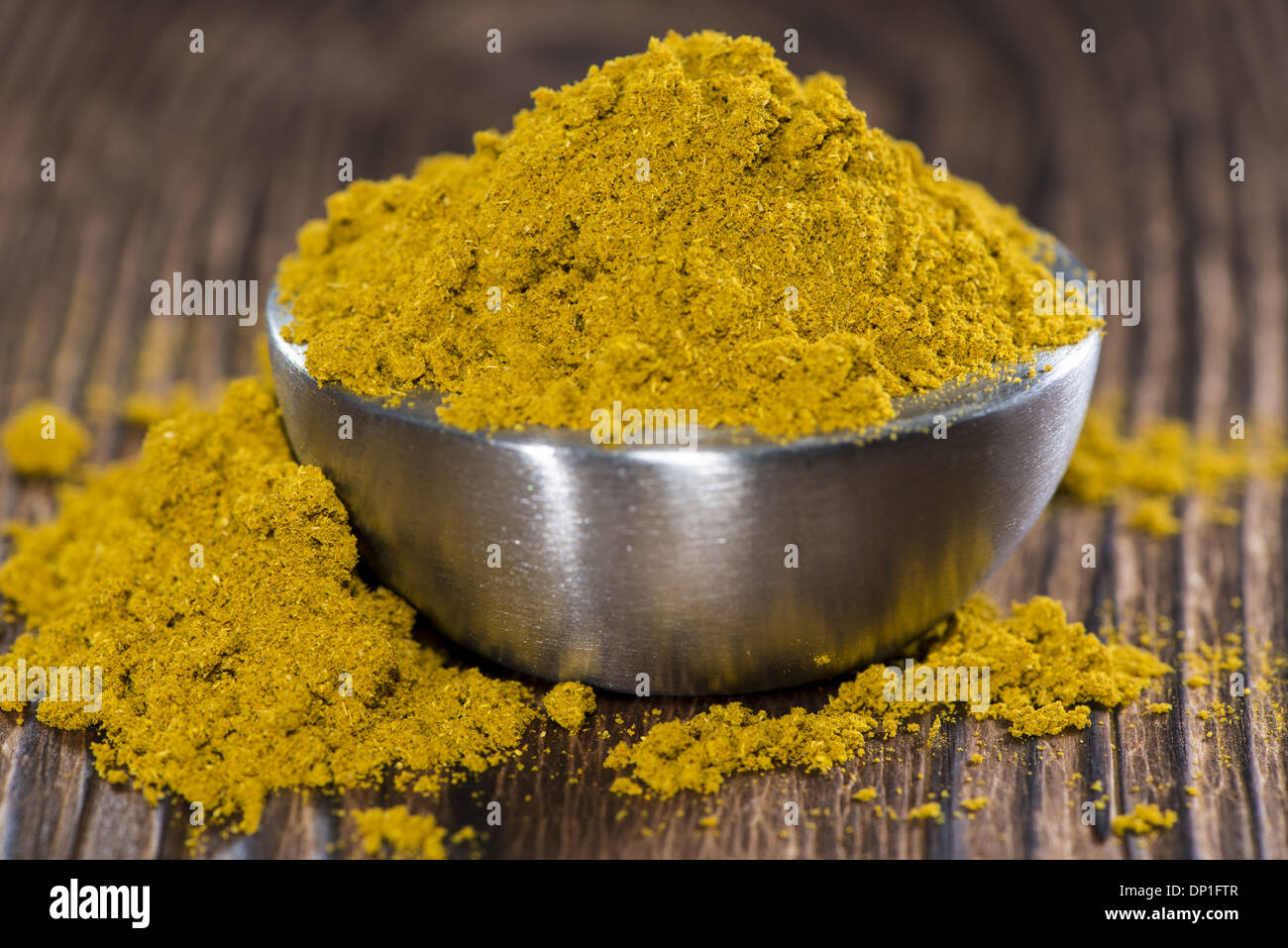 Partie de la poudre de curry frais dans un petit bol Banque D'Images