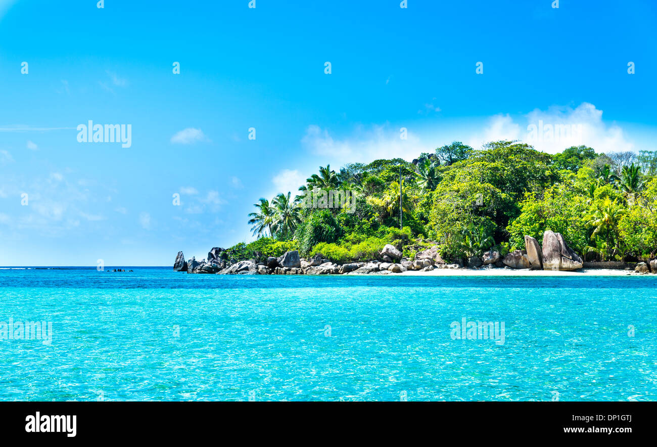 Lagon tropical avec île lointaine Banque D'Images