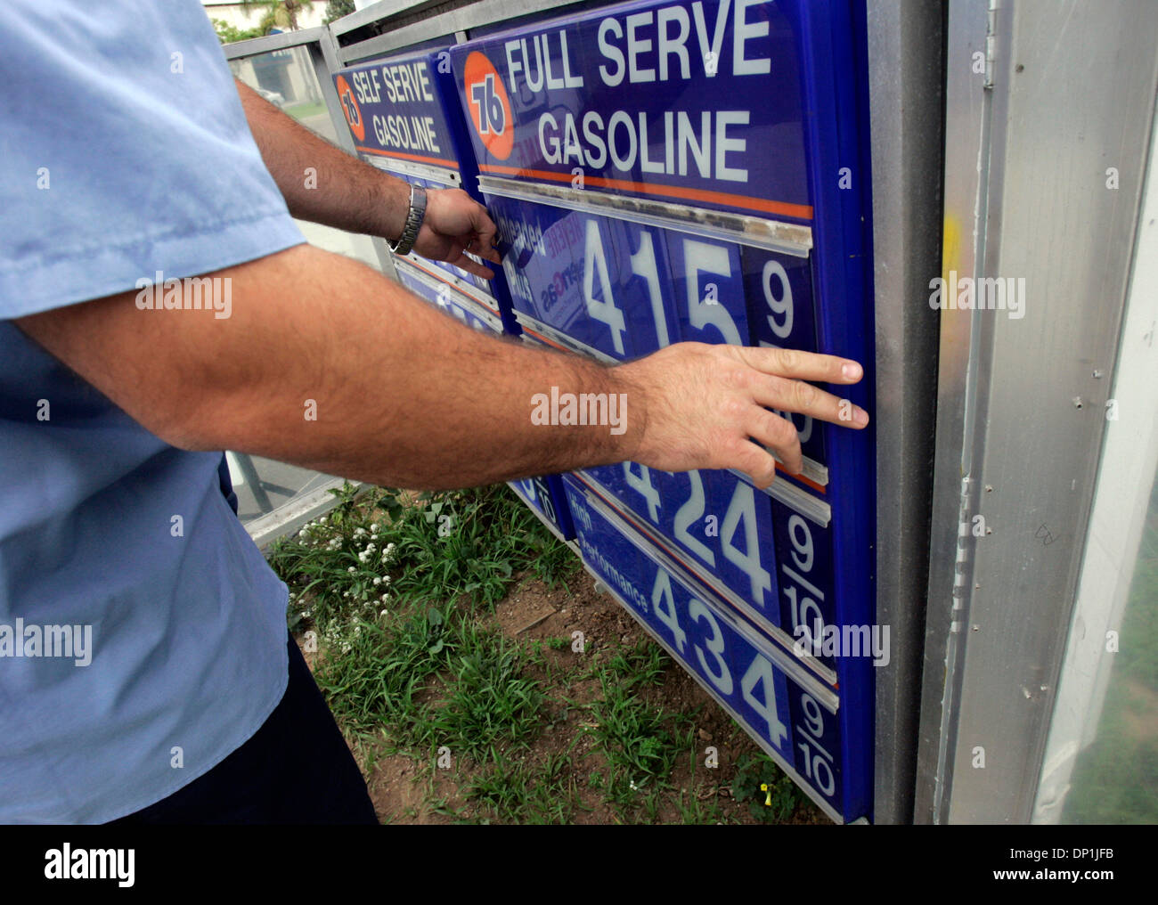 02 mai, 2006 ; Coronado, Californie, USA ; l'employé a changé le prix du gaz, en hausse de 50 cents par gallon le 2 mai 2006, à la gare d'Unocal sur Orange Avenue à Coronado, où les prix sont plus élevés que la plupart des régions du pays en raison des coûts de transport pour obtenir le carburant pour la ville depuis les pétroliers ne peuvent pas aller au Coronado Bay Bridge. Crédit obligatoire : Photo de John Gibbin Banque D'Images