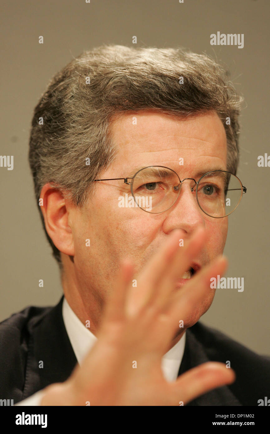 05 mai 2006, à San Diego, CA, USA ; l'ambassadeur de France aux États-Unis JEAN-DAVID LEVITTE traite du San Diego Union-Tribune Conseil de rédaction. Crédit obligatoire : Photo par John R. McCutchen/SDU-T/ZUMA Press. (©) Copyright 2006 by SDU-T Banque D'Images