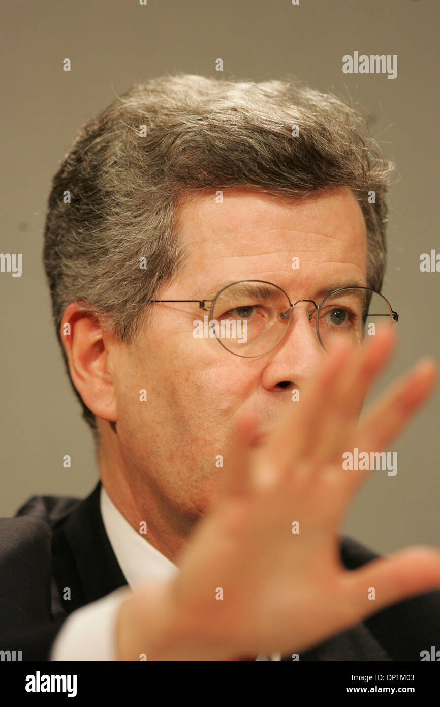 05 mai 2006, à San Diego, CA, USA ; l'ambassadeur de France aux États-Unis JEAN-DAVID LEVITTE traite du San Diego Union-Tribune Conseil de rédaction. Crédit obligatoire : Photo par John R. McCutchen/SDU-T/ZUMA Press. (©) Copyright 2006 by SDU-T Banque D'Images