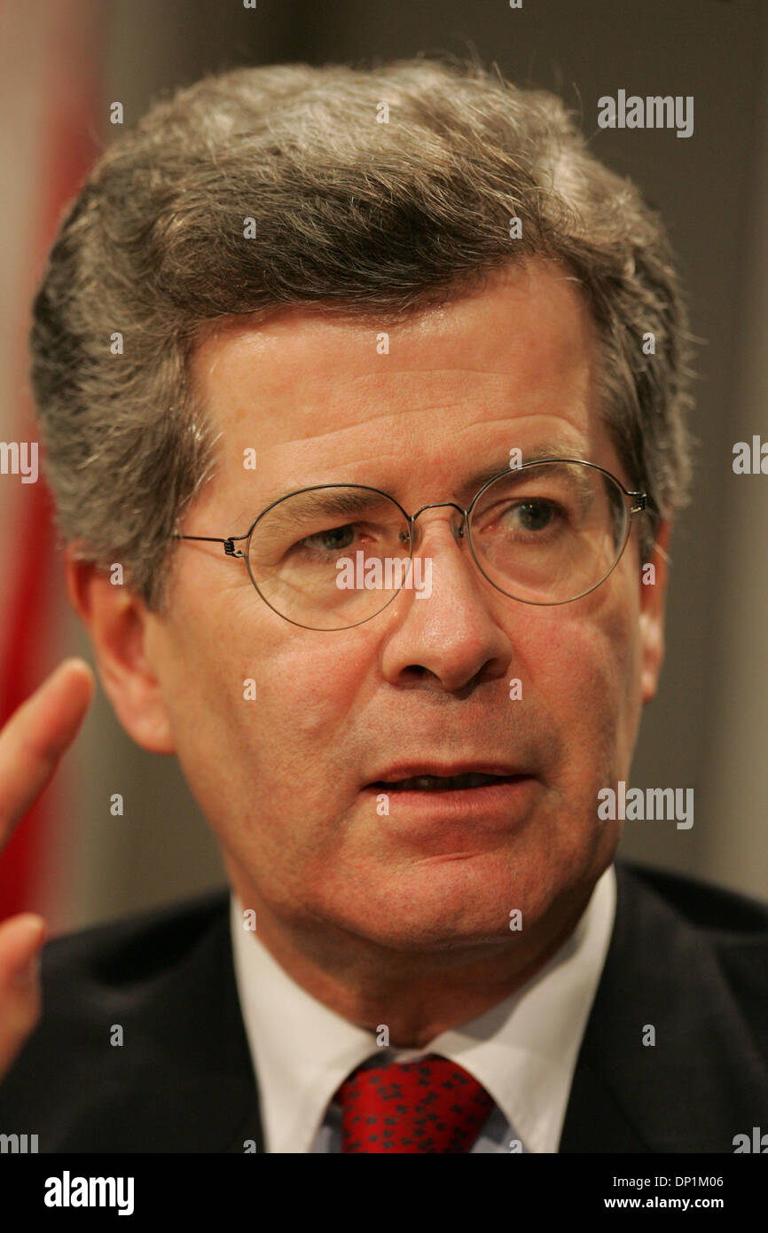 05 mai 2006, à San Diego, CA, USA ; l'ambassadeur de France aux États-Unis JEAN-DAVID LEVITTE traite du San Diego Union-Tribune Conseil de rédaction. Crédit obligatoire : Photo par John R. McCutchen/SDU-T/ZUMA Press. (©) Copyright 2006 by SDU-T Banque D'Images