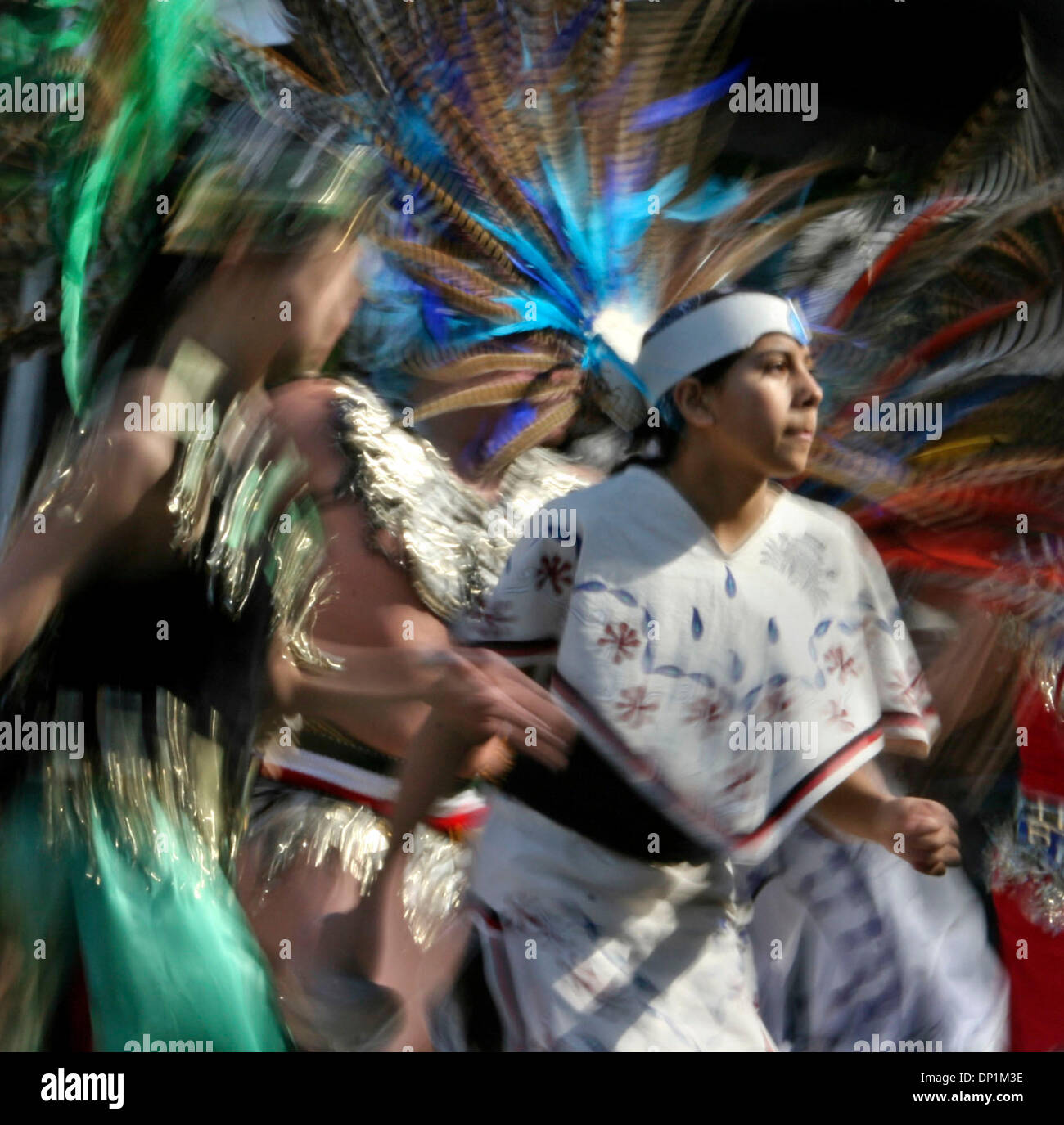 May 05, 2006 ; Saint Paul, MN, USA ; célébration de Cinco de Mayo a comporté une exécution par les villes jumelles' dance troupe ' Danza Mexicas Cuauhtemoc( ordre décroissant eagle)', c'est leur huitième apparition au festival qui s'étend au samedi veille le long de Cesar Chavez sur la côté ouest de St Paul. Crédit obligatoire : Photo de Tom Sweeney/Minneapolis Star T/ZUMA Press. (©) Copyright 2006 par Minneapo Banque D'Images