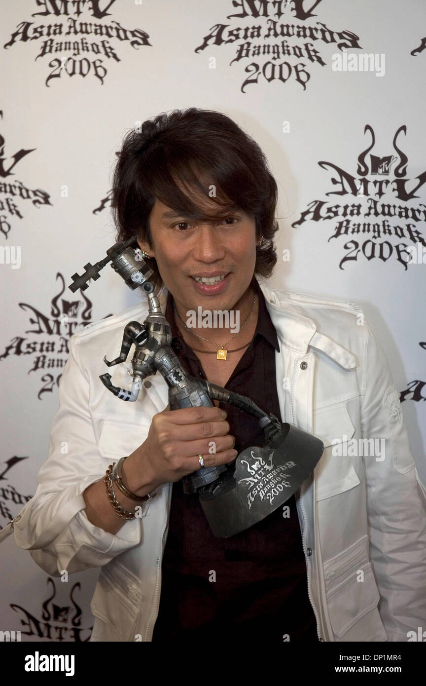 Mai 06, 2006 ; Bangkok, Thaïlande ; BIRD THONGCHAI MCINTYRE, de la  Thaïlande, pose pour des photos après avoir remporté le prix de  l'inspiration au MTV Asia Awards à Bangkok. Crédit obligatoire :