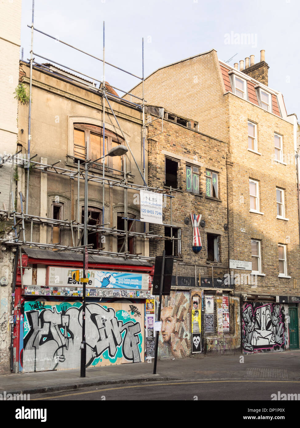 Les magasins abandonnés couvert de graffitis dans Redchurch Street, Londres, Angleterre Banque D'Images