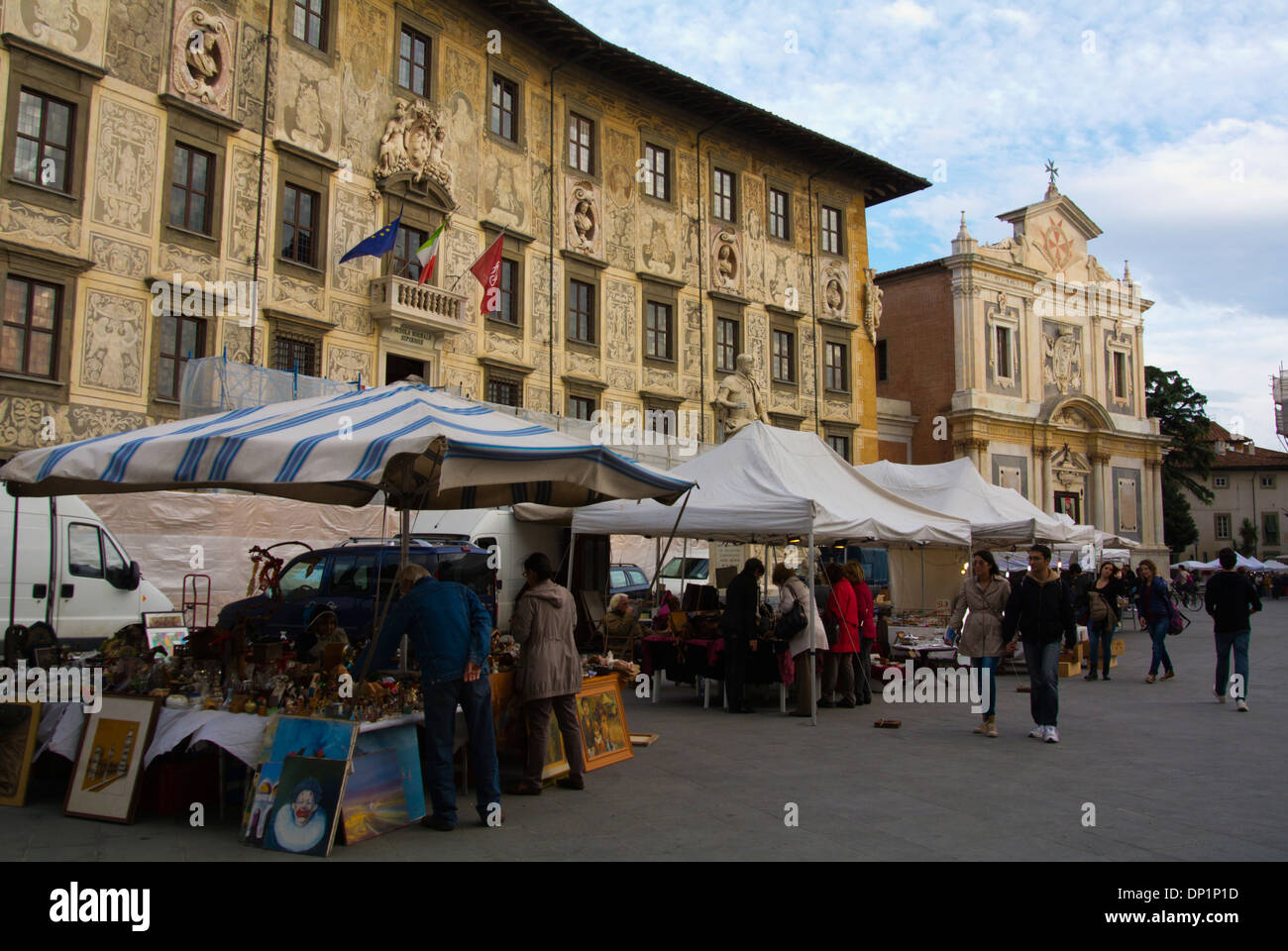 Les étals de marché en face du Palazzo dei Cavalieri les chevaliers Palace Piazza dei Cavalieri les chevaliers Square, vieille ville de Pise, Italie Banque D'Images