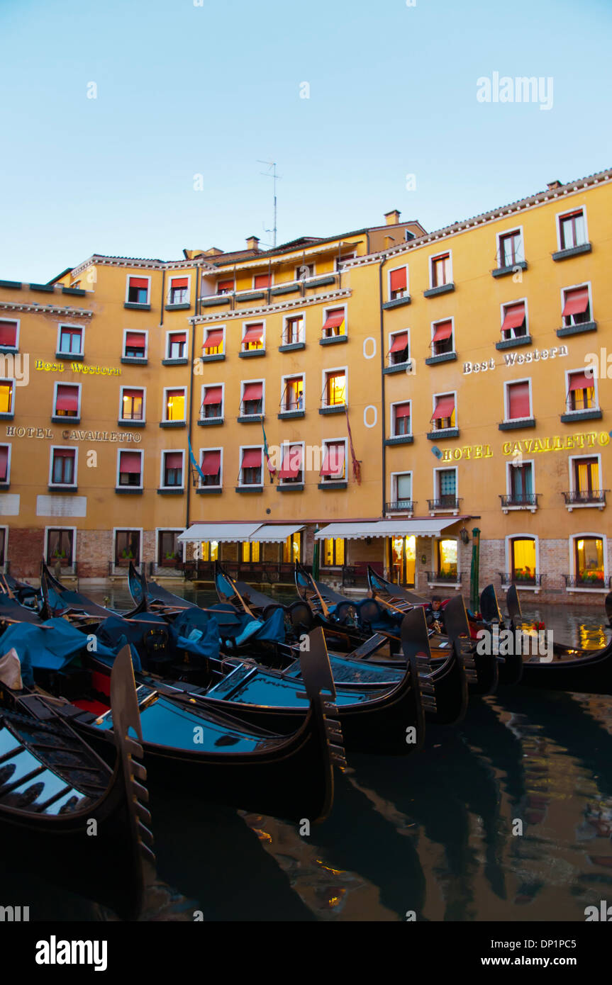 Canal Bacino Orseolo avec gondoles quartier San Marco Venise la Vénétie Italie Europe Banque D'Images