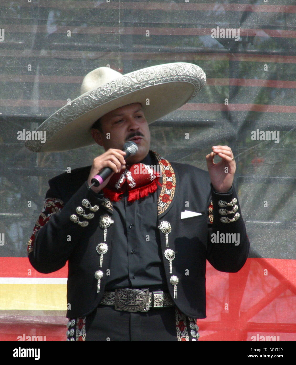 07 mai, 2006 ; Los Angeles, CA, USA ; PEPE AGUILAR il se produit au Los Angeles Sports Arena de Los Angeles dans le cadre de célébrations de Cinco de Mayo" Crédit obligatoire : Photo par Armando Arorizo/ZUMA Press. (©) Copyright 2006 by Arorizo Banque D'Images