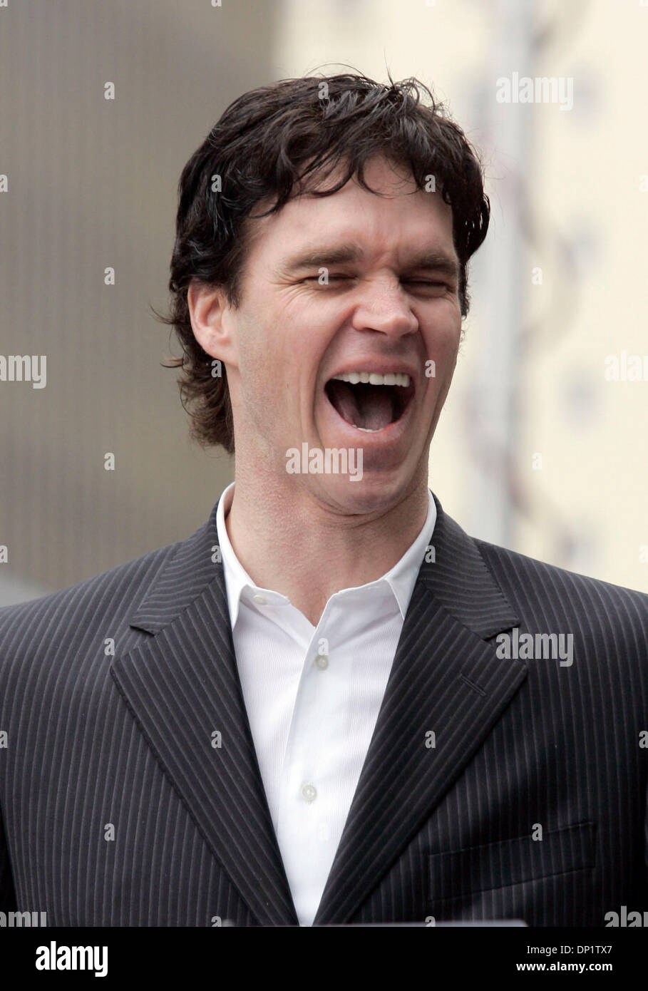 Le 09 mai 2006, Los Angeles, CA, USA ; NHL Hockey player LUC ROBITILLE rejoint pour célébrer Jim Hill, joueur de football légendaire et CBS2 / KCAL9 sportif, qu'il obtient une étoile sur le Hollywood Walk of Fame le 9 mai 2006. Crédit obligatoire : Photo par Ringo Chiu/ZUMA Press. (©) Copyright 2006 par Ringo Chiu Banque D'Images