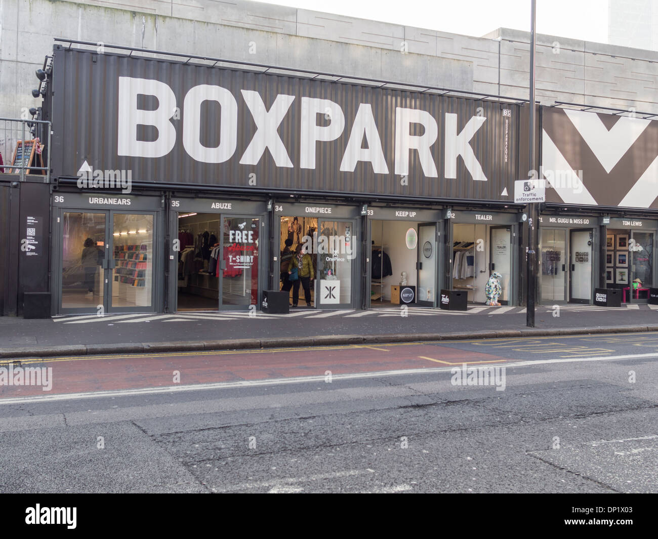 Boxpark 'pop up' boutiques dans Shoreditch High Street à l'Est de Londres Banque D'Images