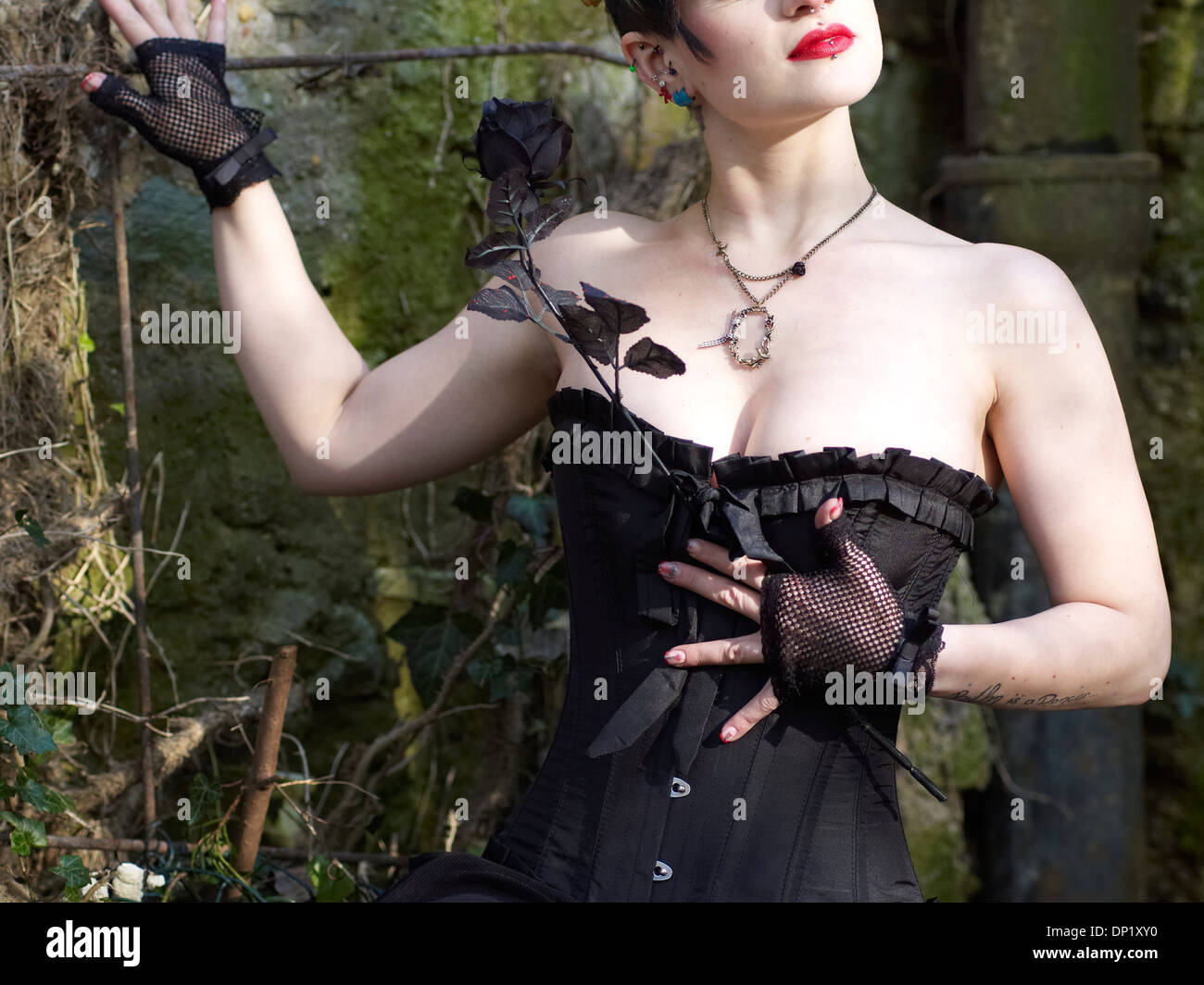 Femme avec corset tenant une rose noire, Allemagne Banque D'Images