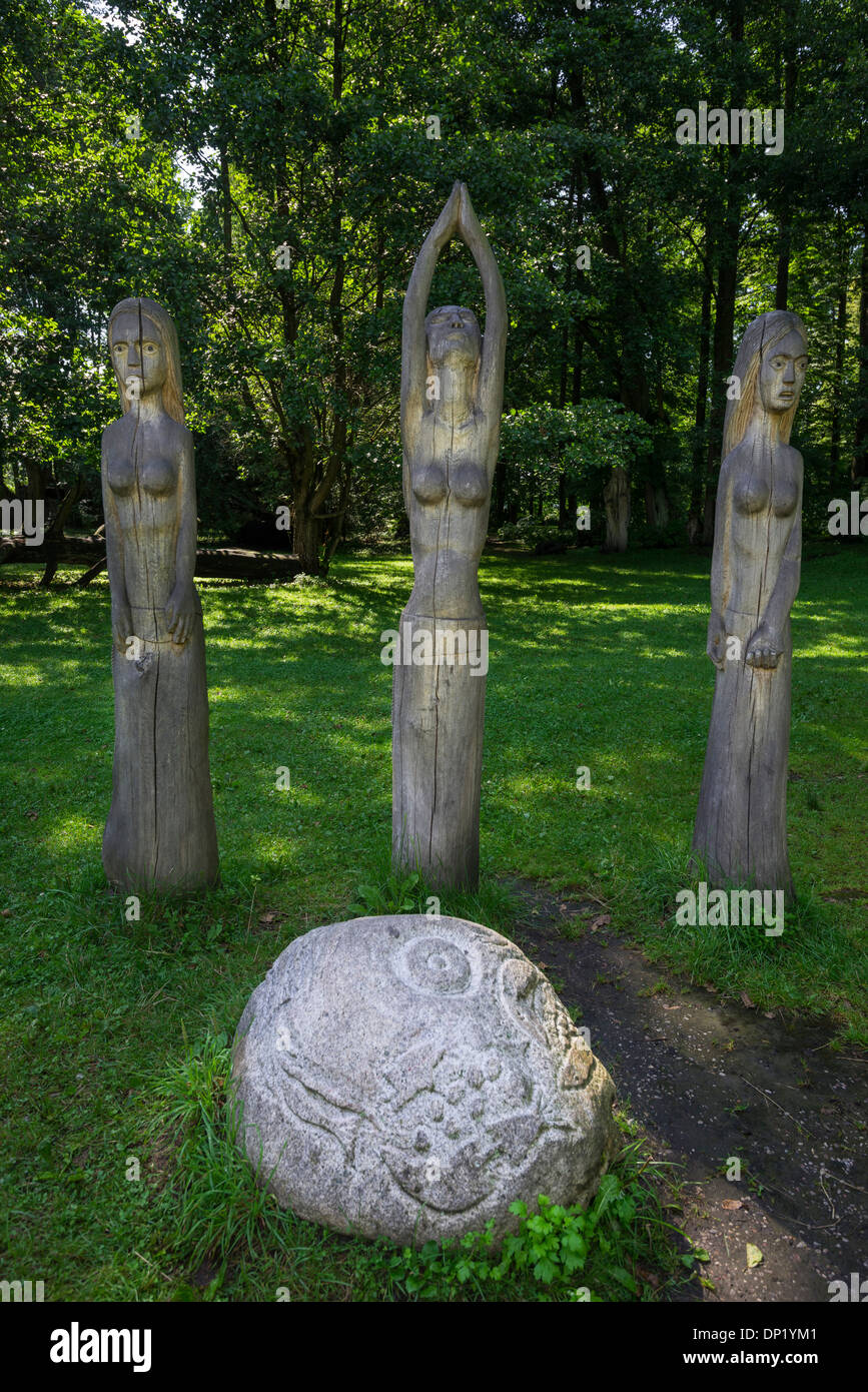 Figures en bois et une sculpture en pierre, Mazurski Eden ou jardin d'Eden, la reconstruction de la culture Galindian Banque D'Images