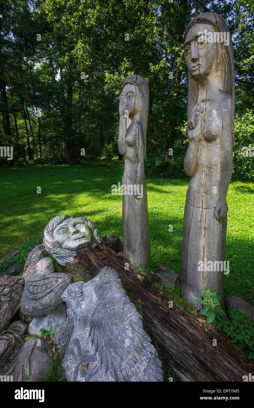 Figures en bois et une sculpture en pierre, Mazurski Eden ou jardin d'Eden, la reconstruction de la culture Galindian Banque D'Images