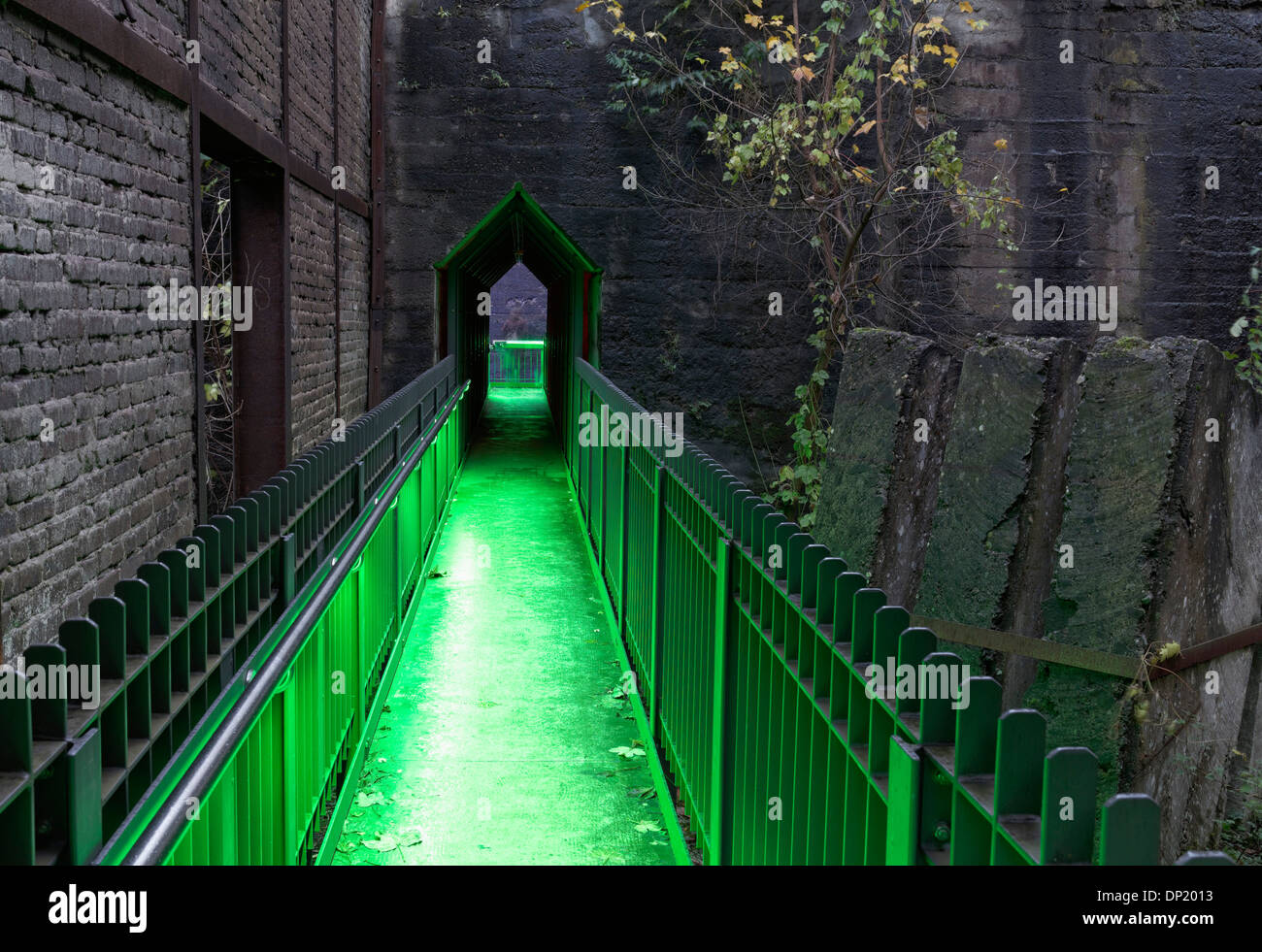 Lluminated ancien bunkers désaffectés du charbon, aciéries, Parc Paysager Duisburg-Nord, Ruhr, Rhénanie du Nord-Westphalie, Allemagne Banque D'Images