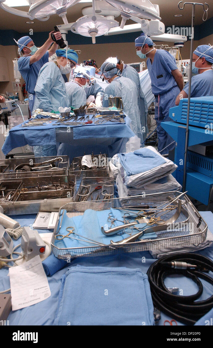 12 mai, 2006 ; Rochester, MN, USA ; la chirurgie Theatre à environ deux heures dans la chirurgie pour séparer les lits jumeaux siamois Abbigail et Isabelle Carlsen. Crédit obligatoire : Photo par Joey/McLeister Minneapolis Star T/ZUMA Press. (©) Copyright 2006 par Minneapolis Star T Banque D'Images