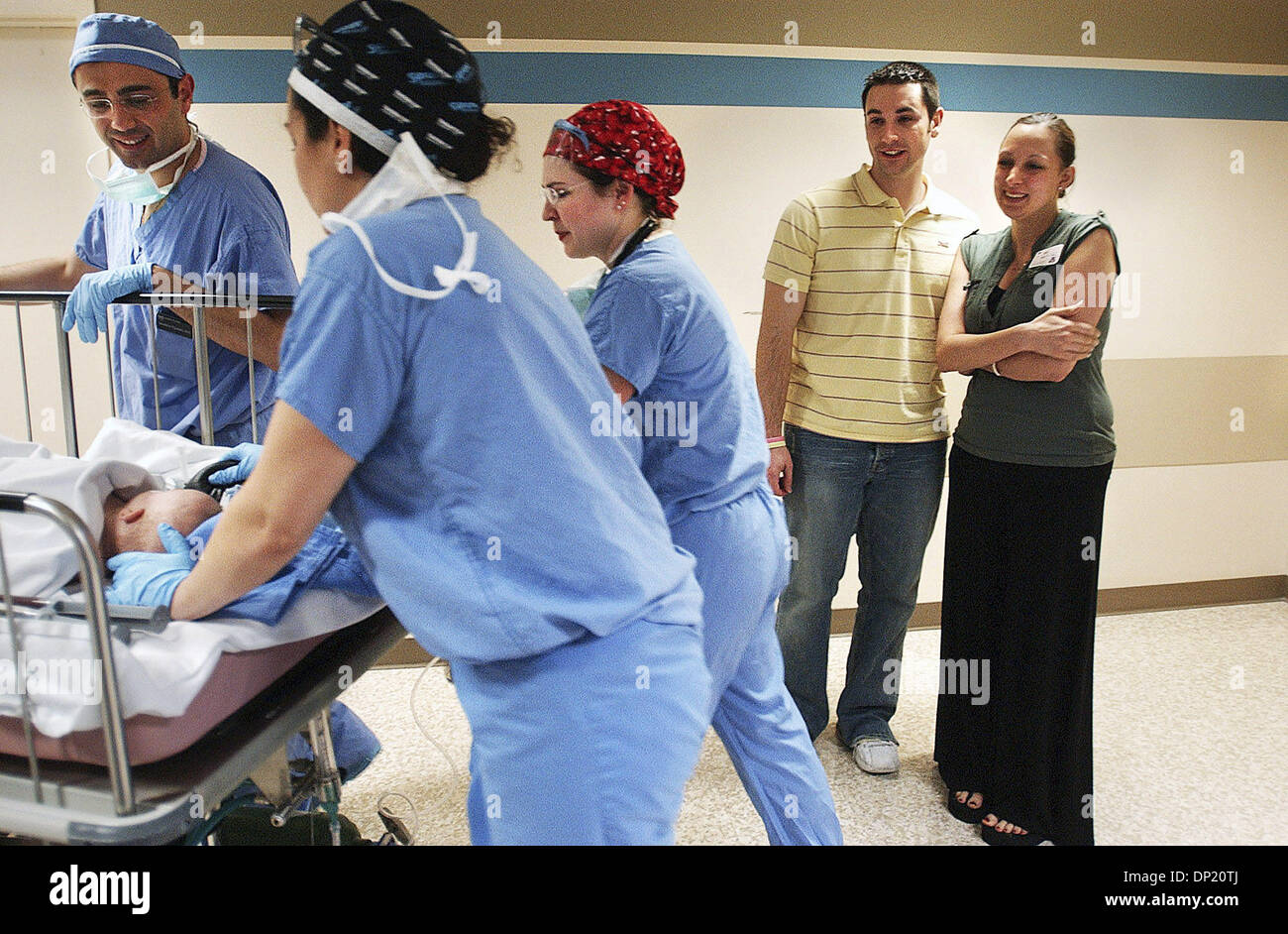 12 mai, 2006 ; Rochester, MN, USA ; Jesse et Amy Carlsen voir leur fille Abbigail pour la première fois dans le couloir après Abbigail a été séparée de sa soeur jumelle de conjoined Isabelle durant une opération à la clinique de Mayo à Rochester, au Minnesota, vendredi 12 mai, 2006. Après près de sept heures de chirurgie de démêler leurs foies, repositionner leurs cœurs et diviser un intestin partagée Banque D'Images