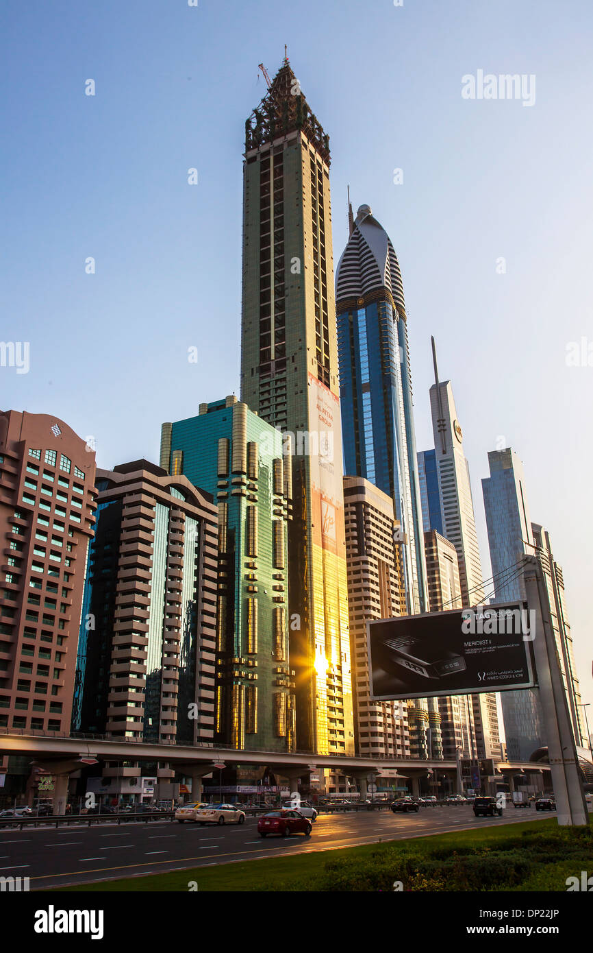 Gratte-ciel avec des façades en verre, Shangri-La Hotel au retour, Sheikh Zayed Road, Dubaï, Emirats Arabes Unis Banque D'Images