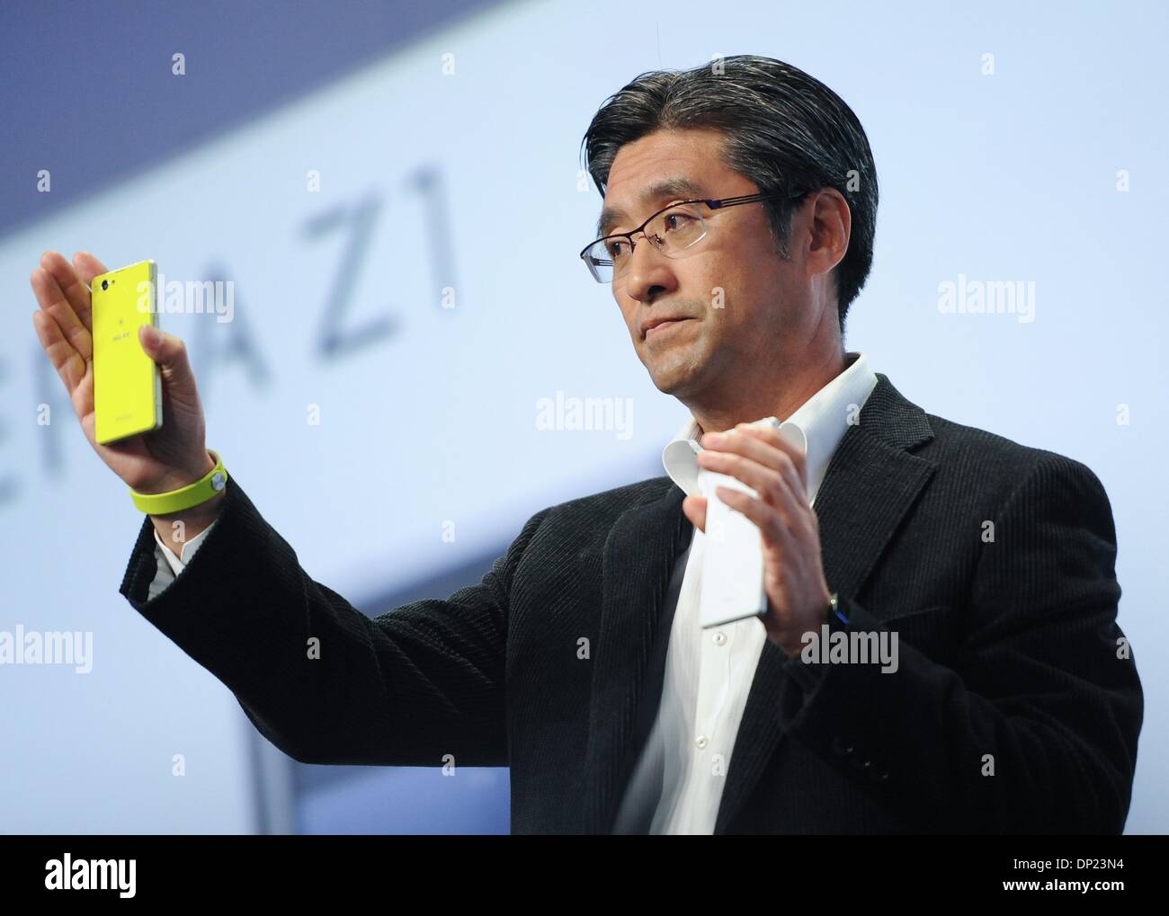 Las Vegas, USA. 06 Jan, 2014. Pdg et président de Sony Mobile Communications, Kunimasa Suzuki, présente le smartphone Xperia Z1 Compact Sony lors d'une conférence de presse qui a eu lieu dans le contexte de la Consumer Electronics Show CES de Las Vegas, USA, 06 janvier 2014. Le salon prendra officiellement place du 07 au 10 janvier 2014. Photo : BRITTA PEDERSEN/dpa/Alamy Live News Banque D'Images